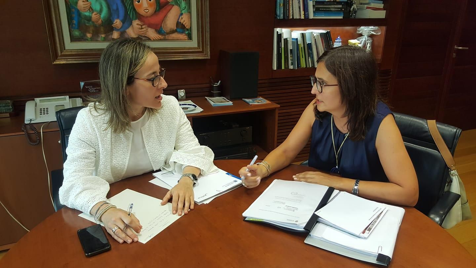 Ethel Vázquez y Ana Villarino en una reunión antes de la pandemia. (Foto: cedida).