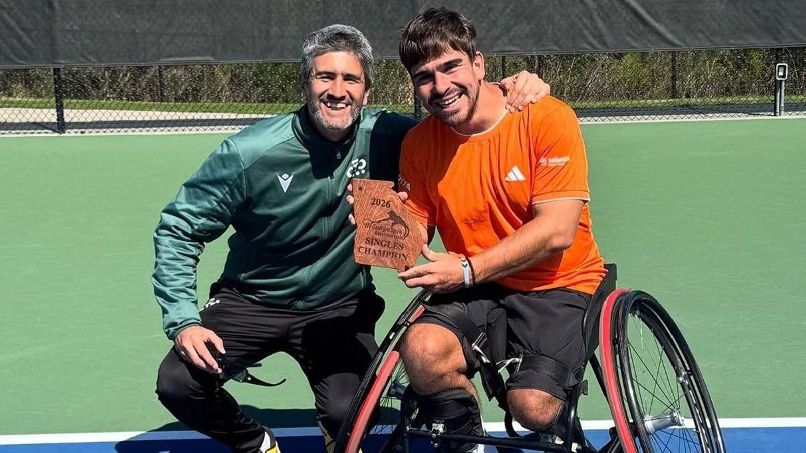 Martín posa junto a Miguel Casal, el técnico encargado de viajar cuando Róber Rodríguez no puede hacerlo.