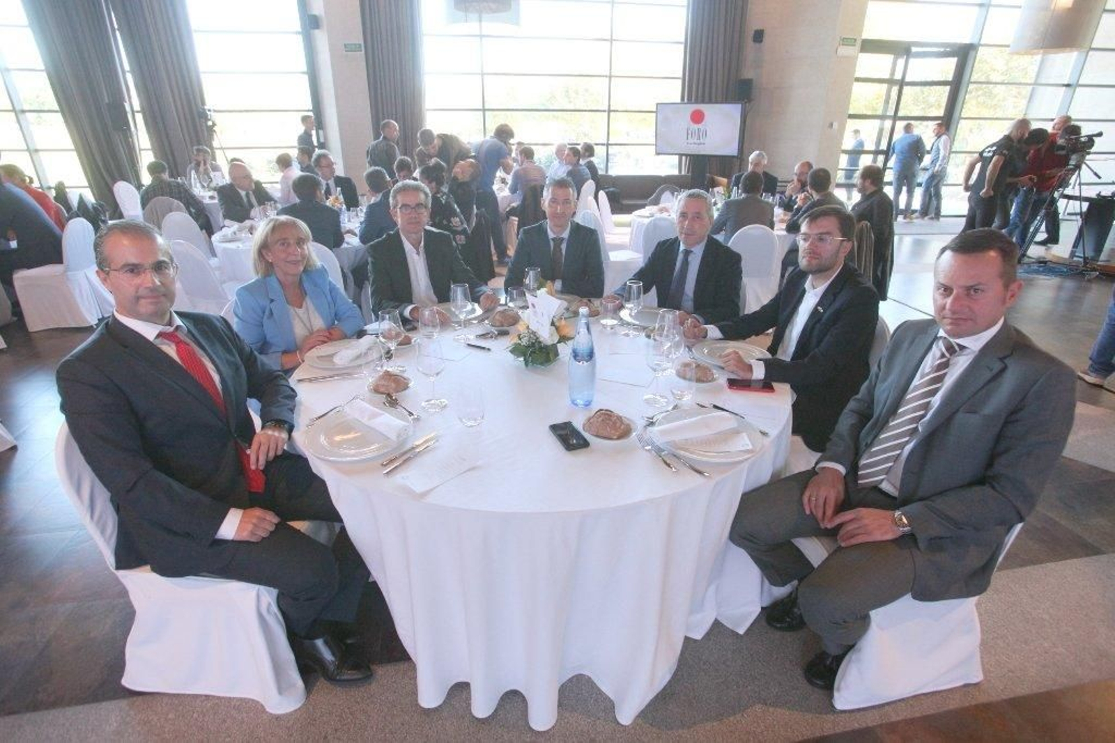 Jaime Pereira, gerente de la CEO; Marisol Novo, vicepresidenta de la CEO; José Manuel Díaz, vicepresidente de la CEO; Pablo Pérez, diputado del gobierno provincial; Julio Rodríguez, director de Atlántico Diario; Jorge Vázquez, CEO de Redegal; Carlos Barbosa, subdirector general de La Región.