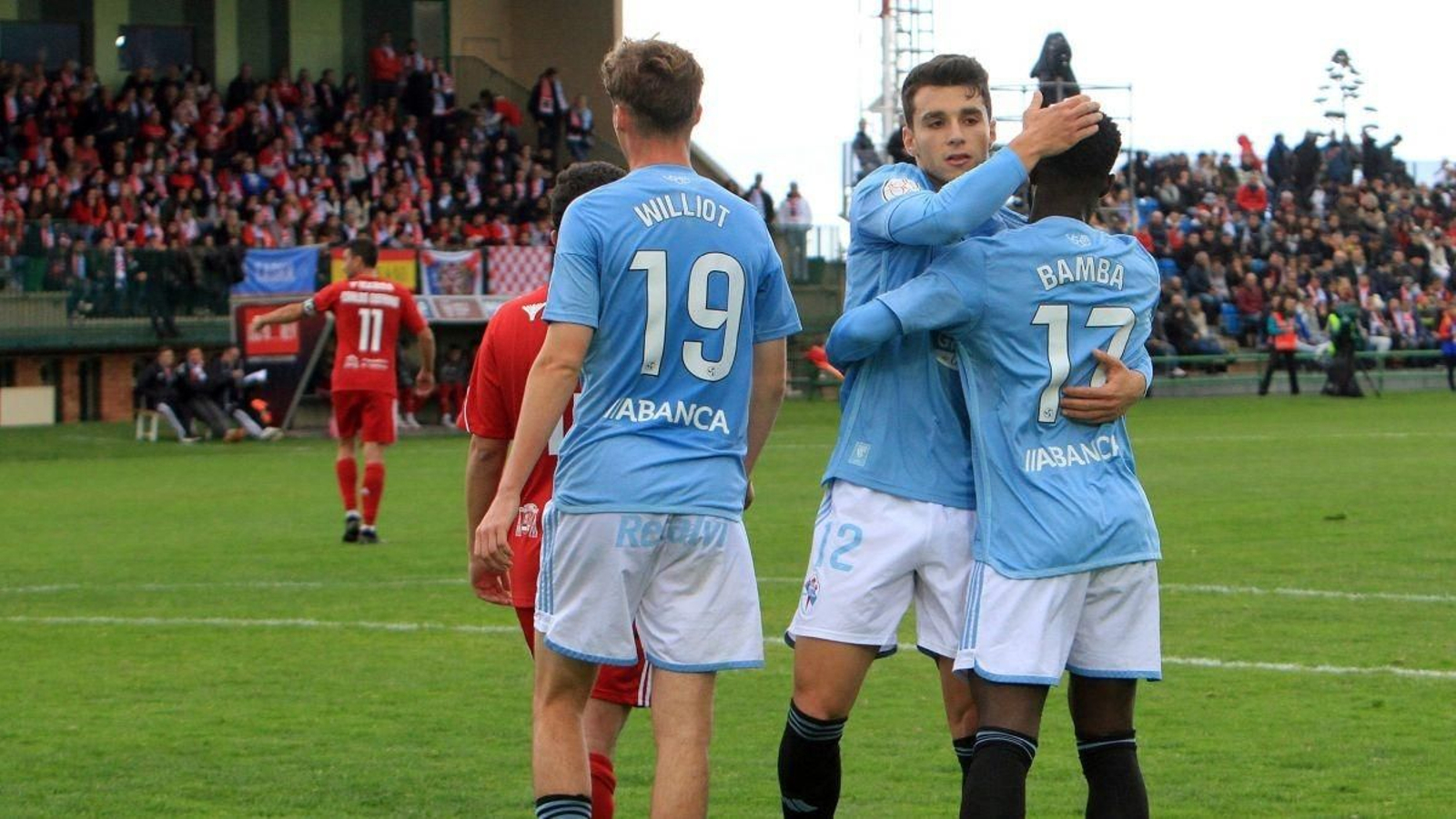 Douvikas celebra un gol de Bamba.
