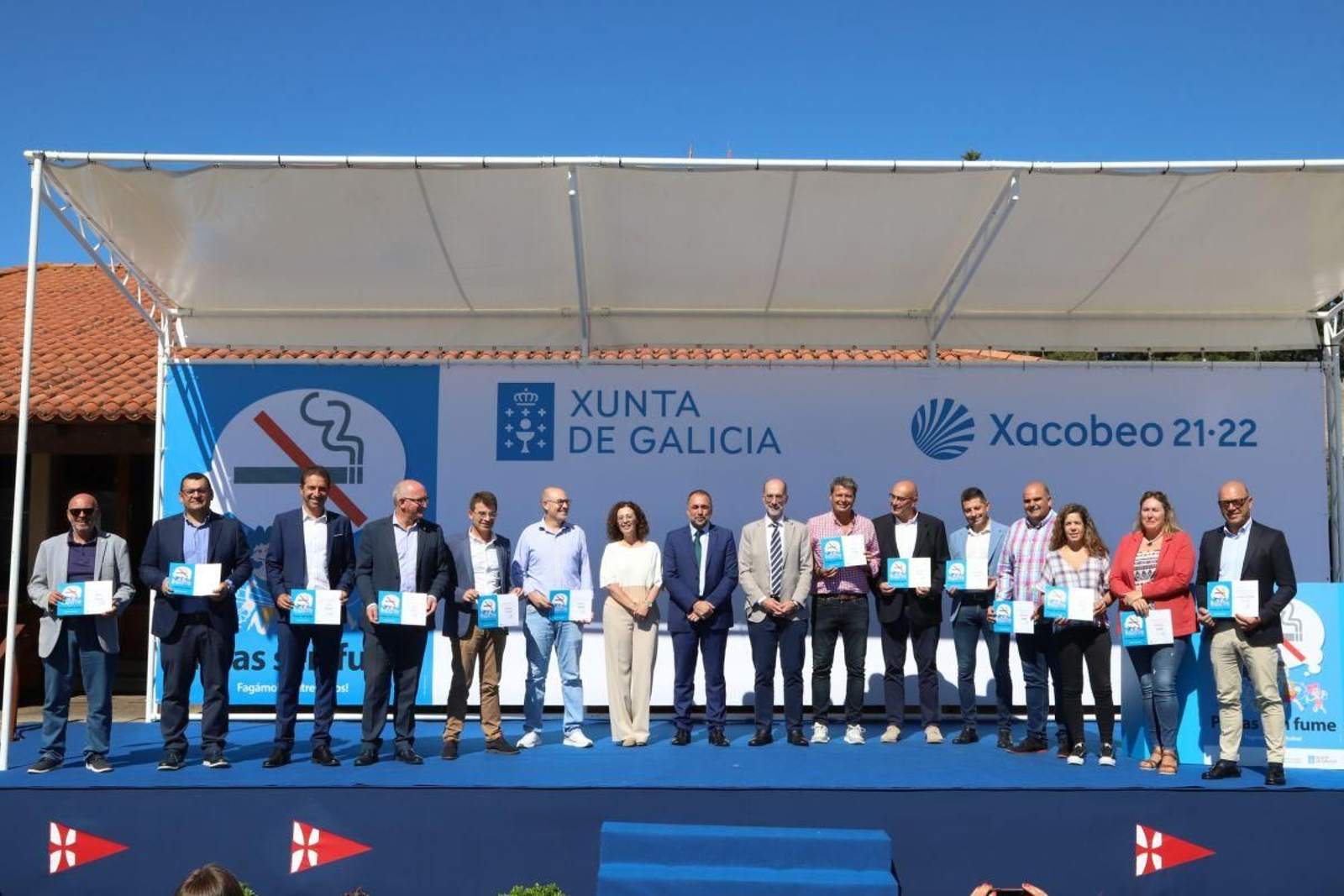 Carmen Durán, Julio garcía Comesaña y Jesús Almuíña en el centro, con representantes de los municipios premiados.