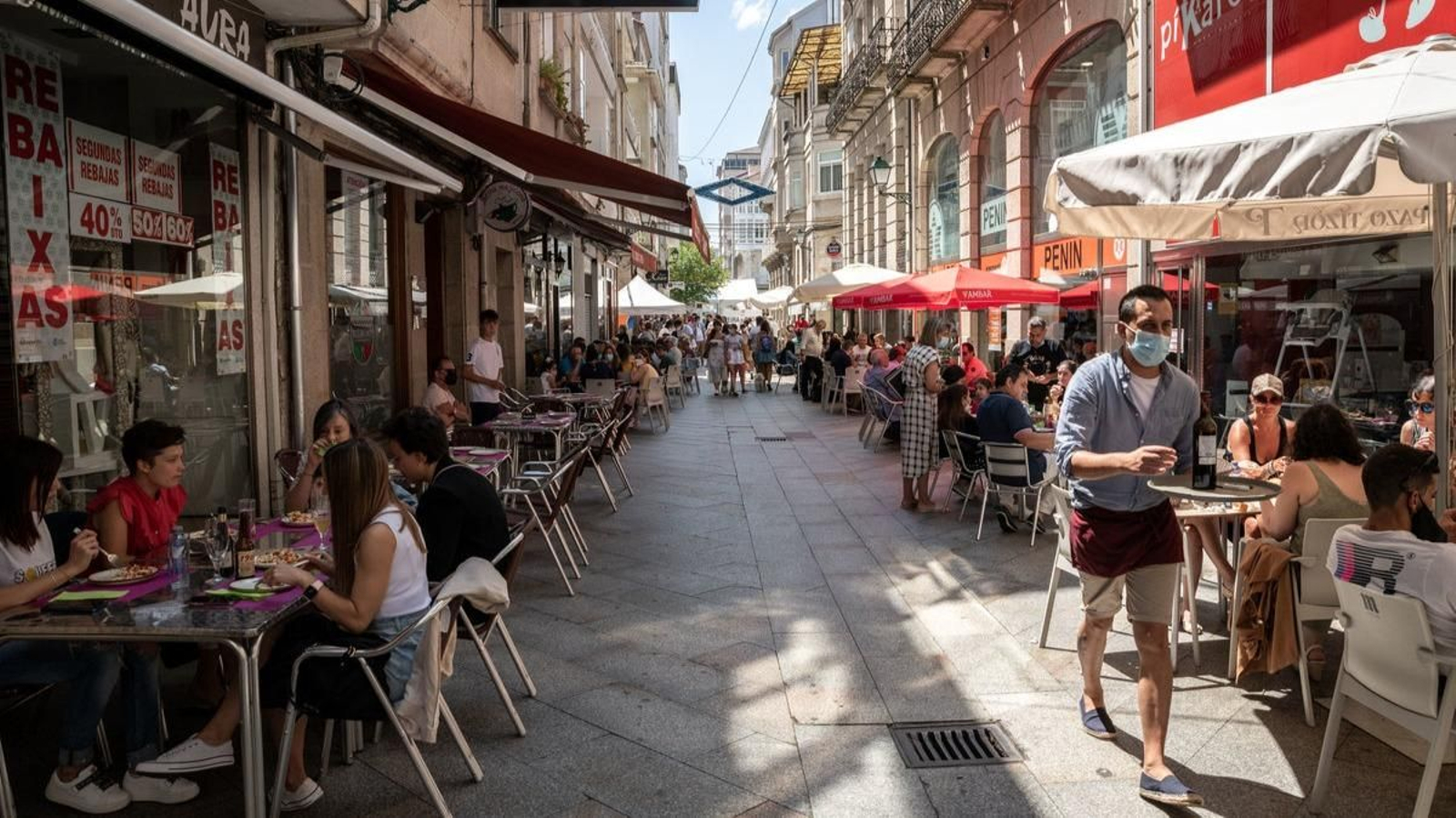 Clientela en las terrazas de O Carballiño, durante la Festa do Pulpo. (ÓSCAR PINAL)