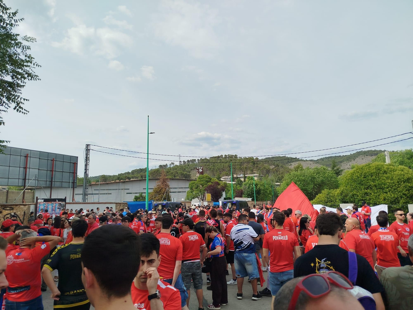 Centenares de aficionados de la UD Ourense están en Cuenca para apoyar al equipo.