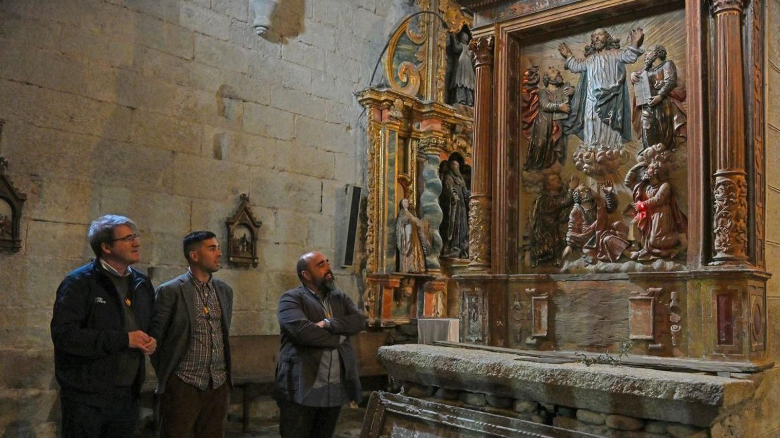 Manuel Pardo, Pablo Graña y Ángel Miramontes, ante el retablo que representa la Transfiguración.