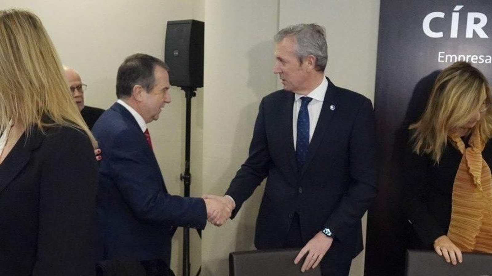 Abel Caballero y Alfonso Rueda se dan la mano, en una imagen de archivo.