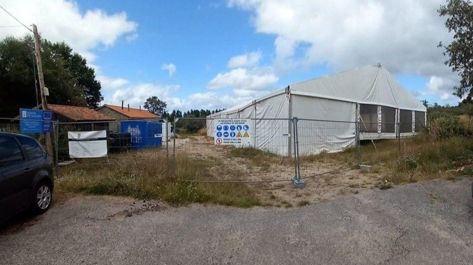 Una carpa cubre al completo la estructura de madera en construcción en Muíños.