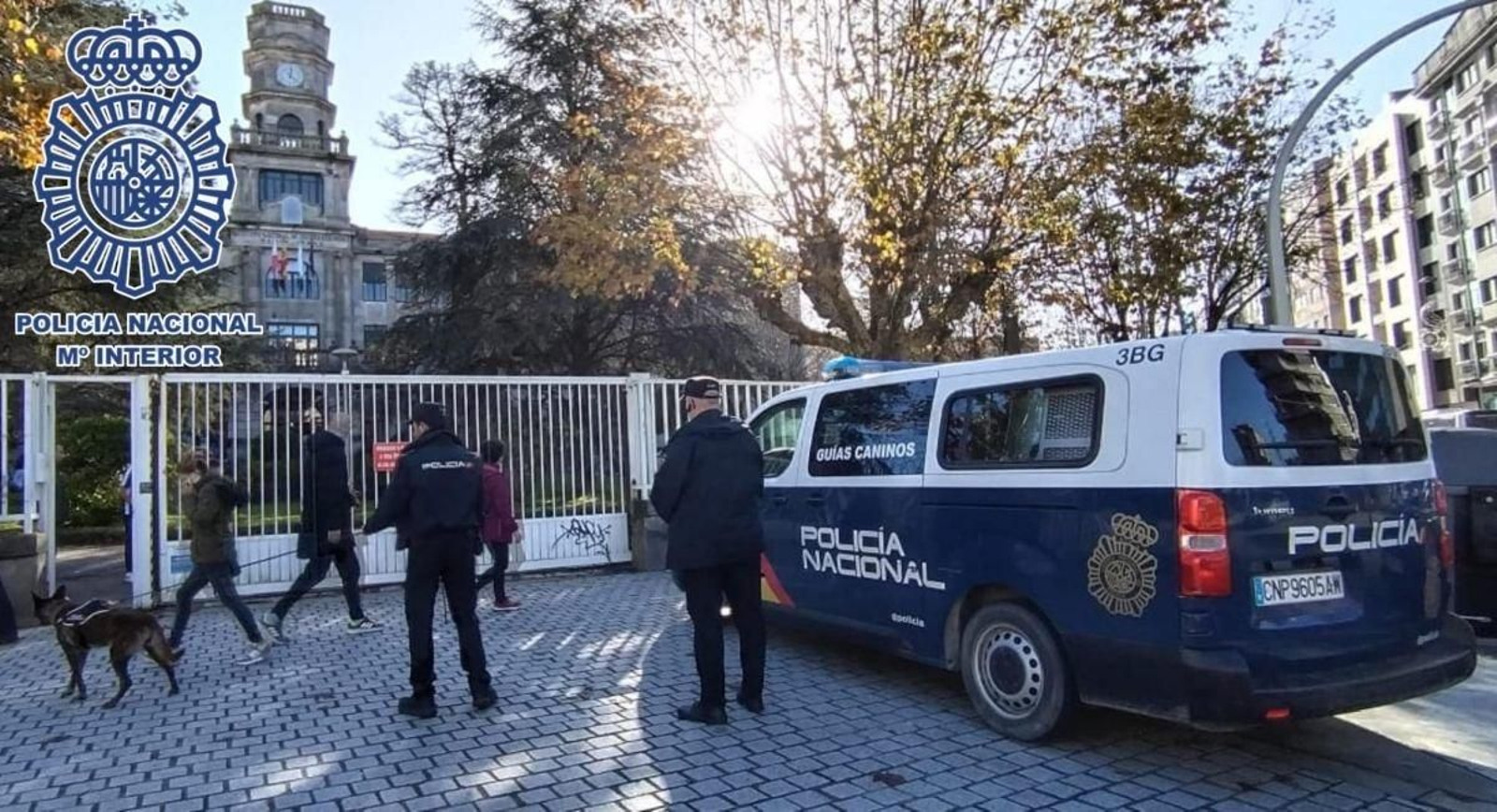 Policías con guías caninos a las puertas junto al Santa Irene esta semana.