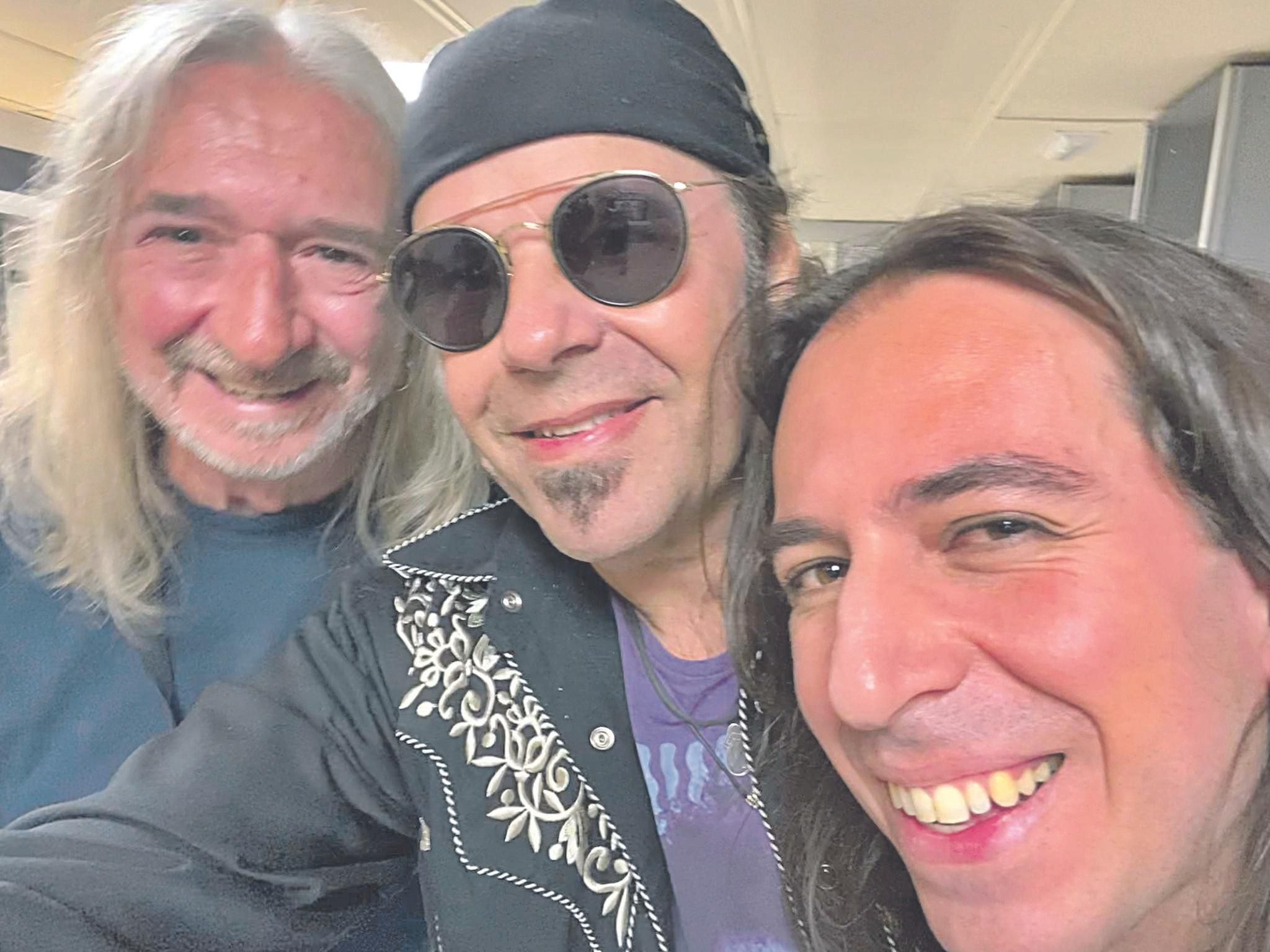 Rosendo, Vargas y Jorge Salán, en el posconcierto.