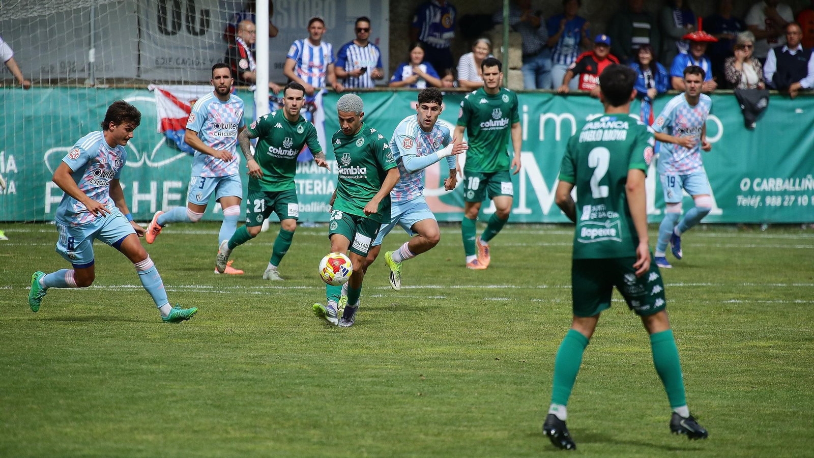 Los jugadores del CD Arenteiro contra la Ponferradina en una imagen de archivo.