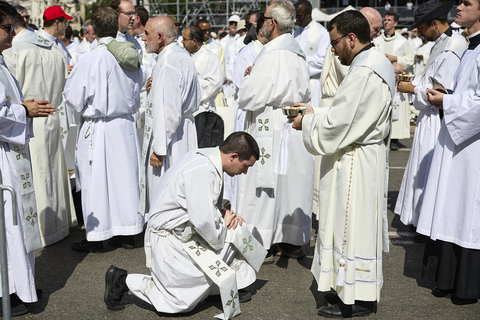 Galería | Multitudinaria misa y procesión del Corpus en Madrid con el papa León XIV