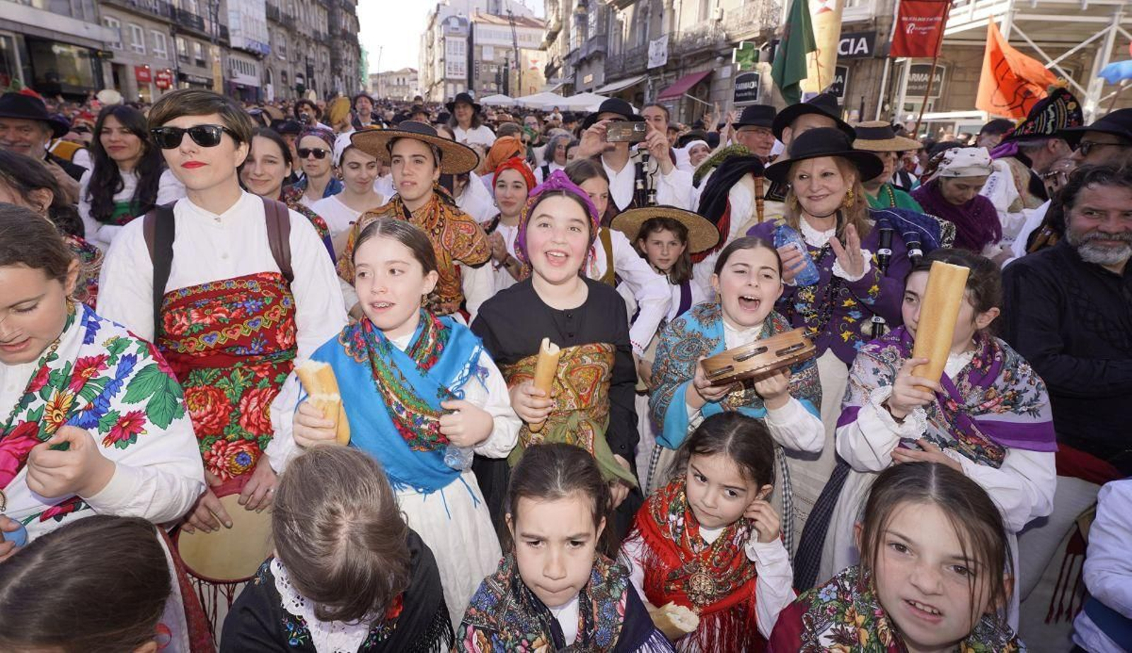 Unas niñas, ayer, sosteniendo unas ‘baguettes’ como armas arrojadizas contra los franceses.
