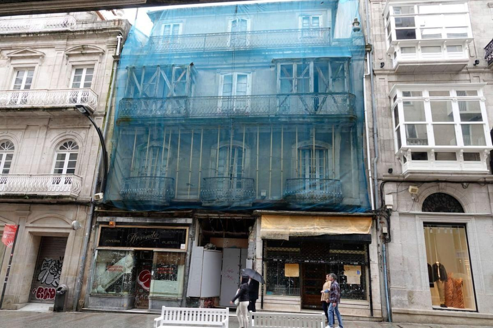 El edificio, ayer, todavía cubierto y apuntalado para evitar desprendimientos y problemas.