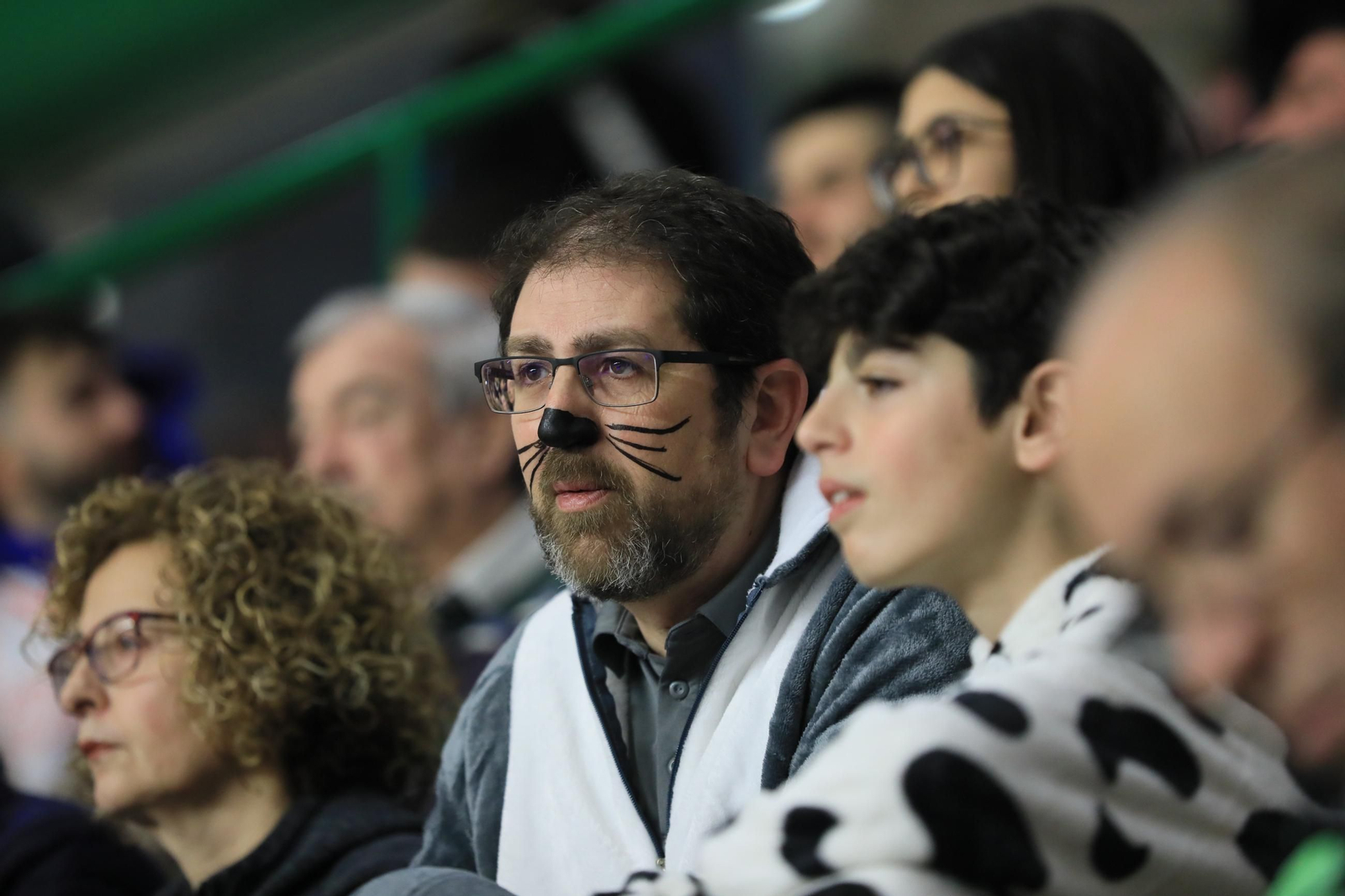 Galería | El Pazo disfruta de un sábado de baloncesto y Entroido