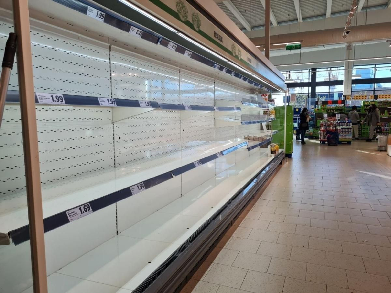 Estanterías de frutas y verduras envasadas vacías ayer en una superficie de alimentación de Vigo.