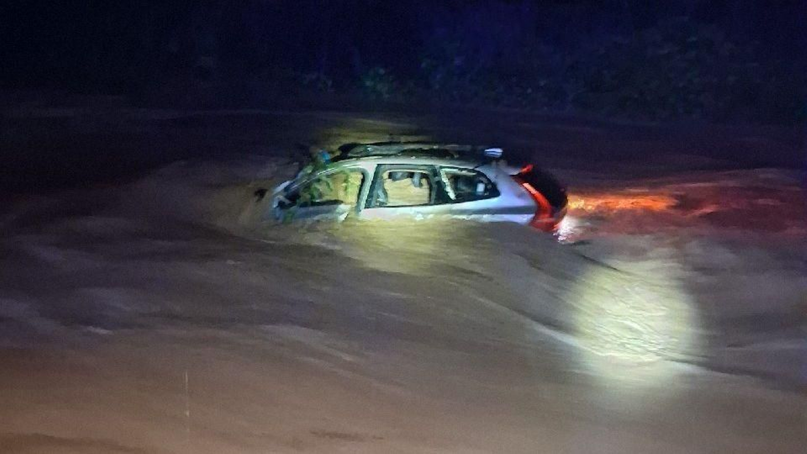 El vehículo arrastrado por la corriente de agua durante el fuerte temporal en Olivella (Barcelona).