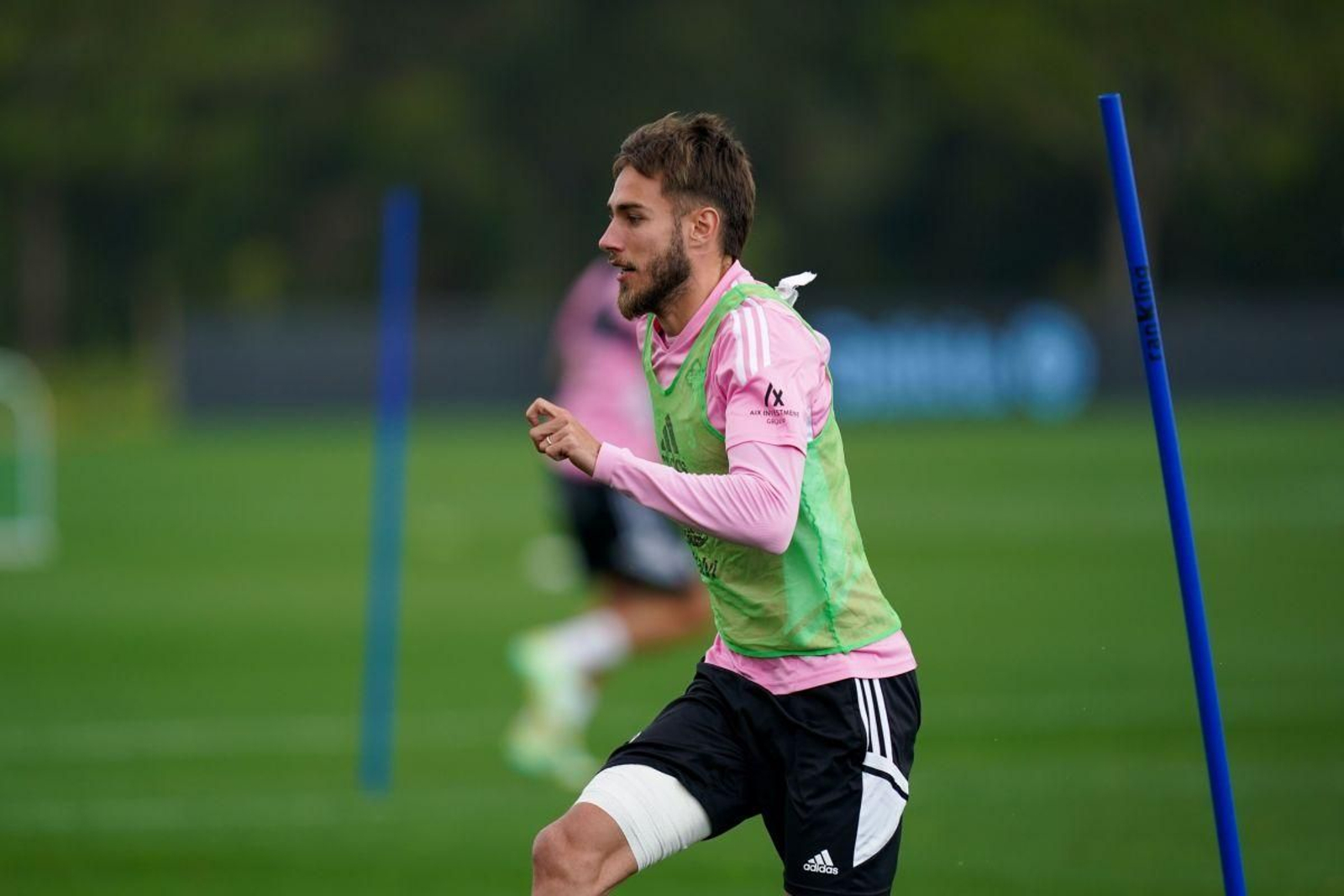 Mingueza, entrenando ayer con su muslo derecho bien vendado.