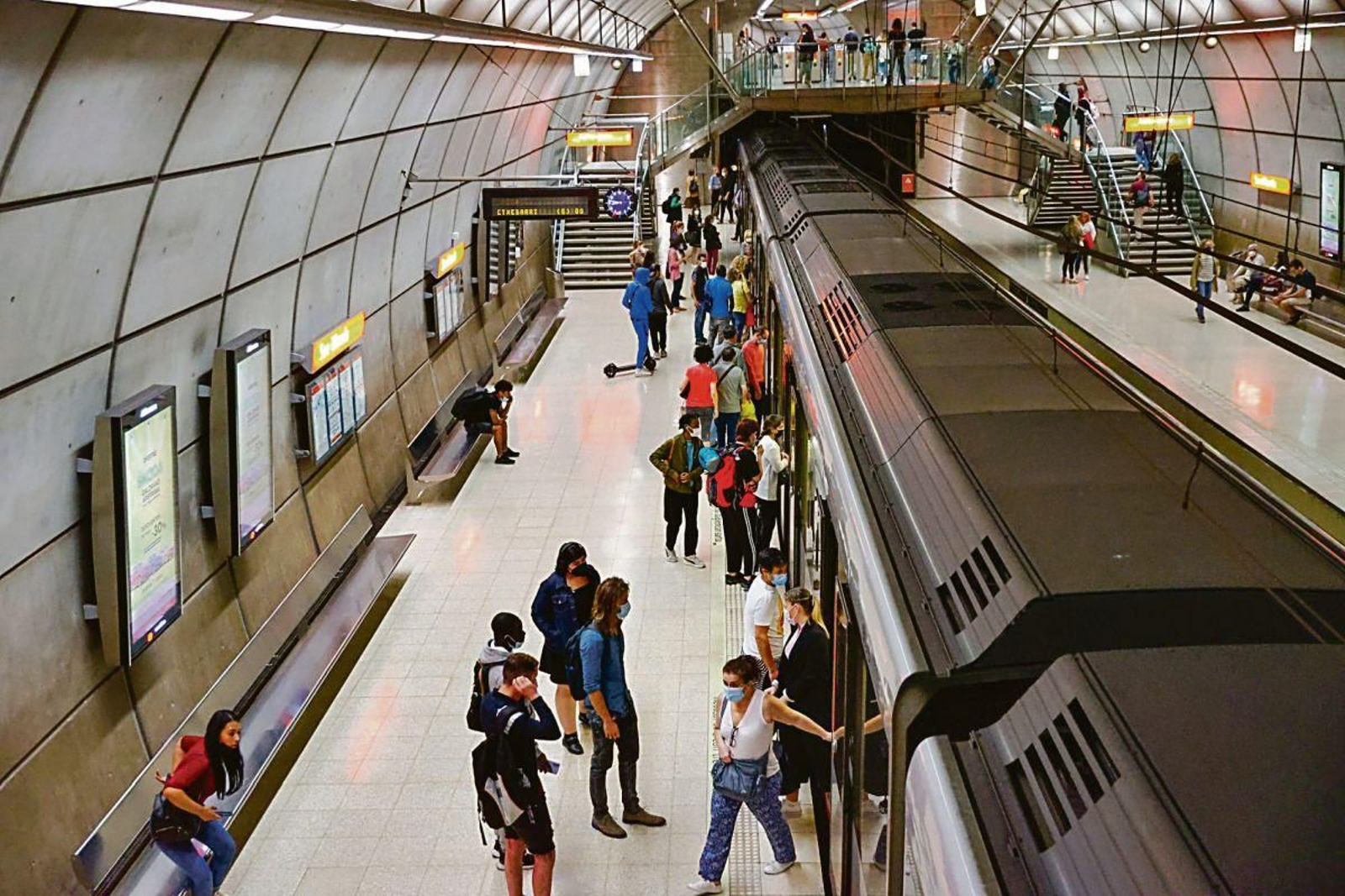 Varios pasajeron en el Metro de Bilbao.