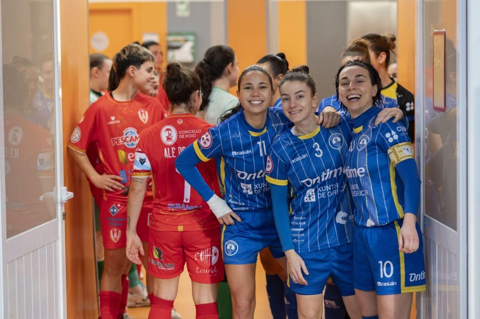 Ju Pedreira y Chiky con la capitana Marta, antes de comenzar un partido en Os Remedios.