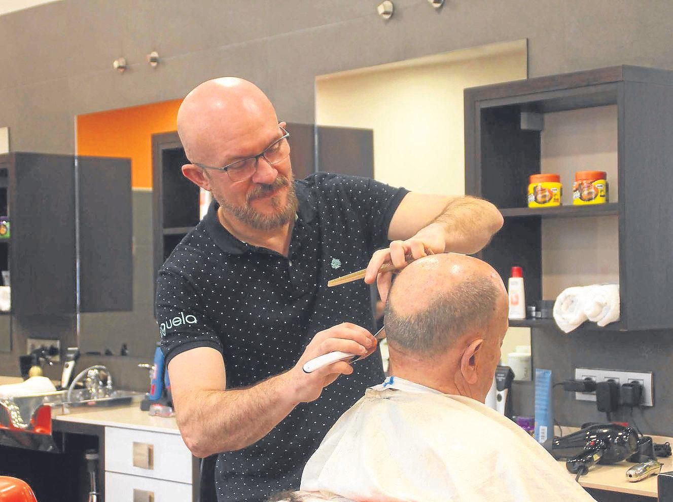Alberto Domínguez, barbero profesional en la Barbería Minguela que reabrió en 2008.
