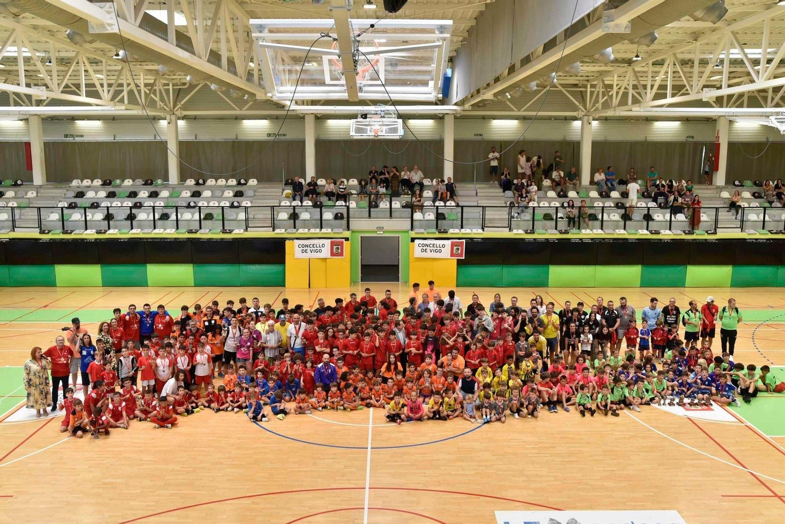 Foto de familia con los premiados.