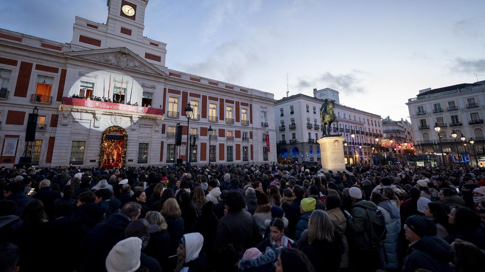 El grupo Hakuna durante su actuación, desde el balcón de la Real Casa de Correos