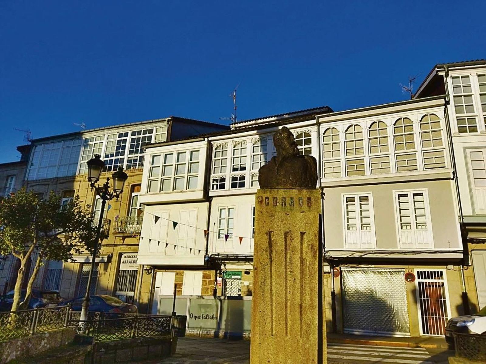 La escultura de Curros Enríquez, en los jardines que llevan su nombre en Celanova.