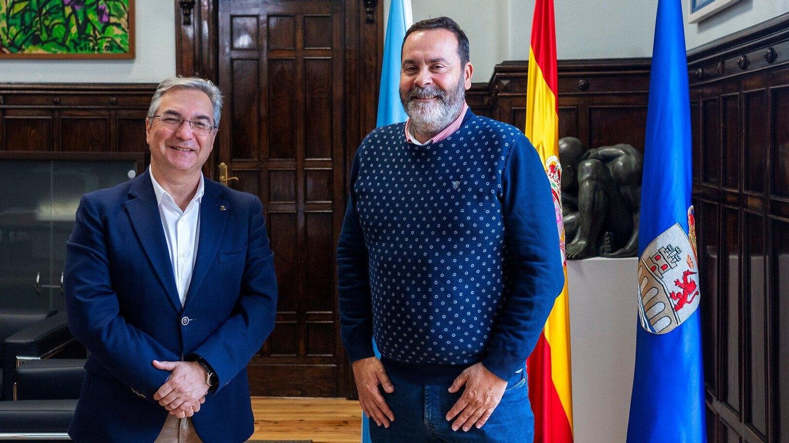 El presidente provincial, Luis Menor con el presidente del Consejo Regulador, Antonio Lombardía.