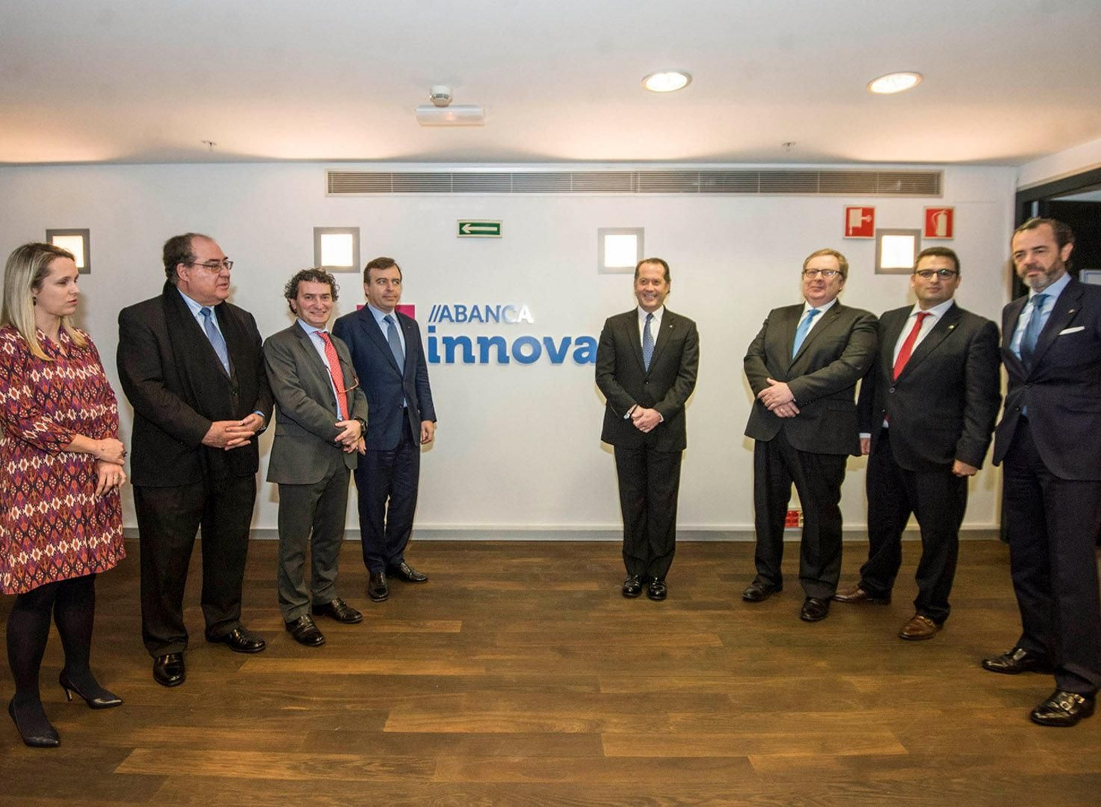 Juan Carlos Escotet con los responsables de Abanca Innova, que tiene su sede en el polígono coruñés de Pocomaco.