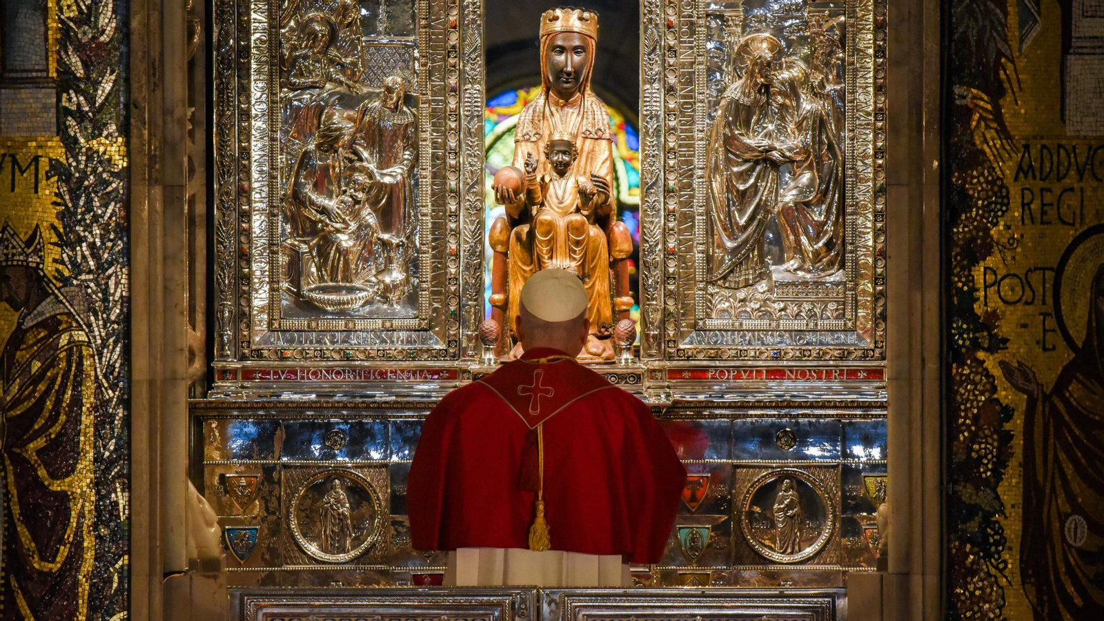 El papa León XIV saluda a la Virgen de Montserrat "La Moreneta" durante la celebración de la oración del Santo Rosario.