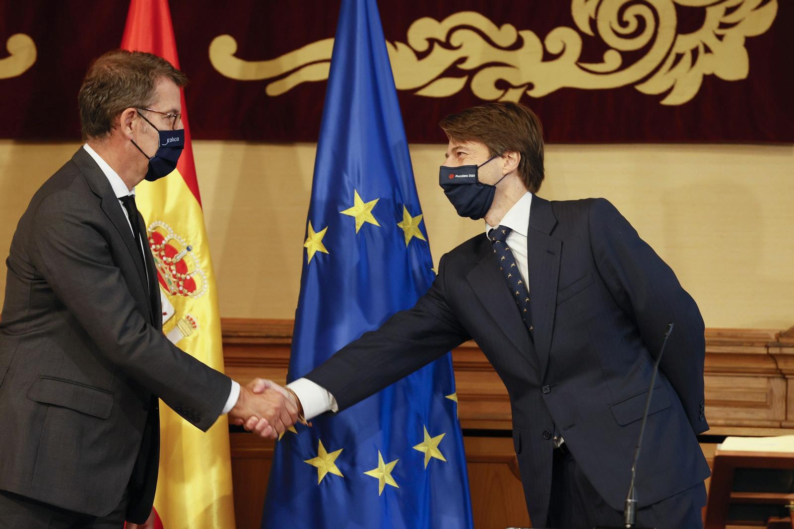 Alberto Núñez Feijóo y Miguel Corgos. // EFE