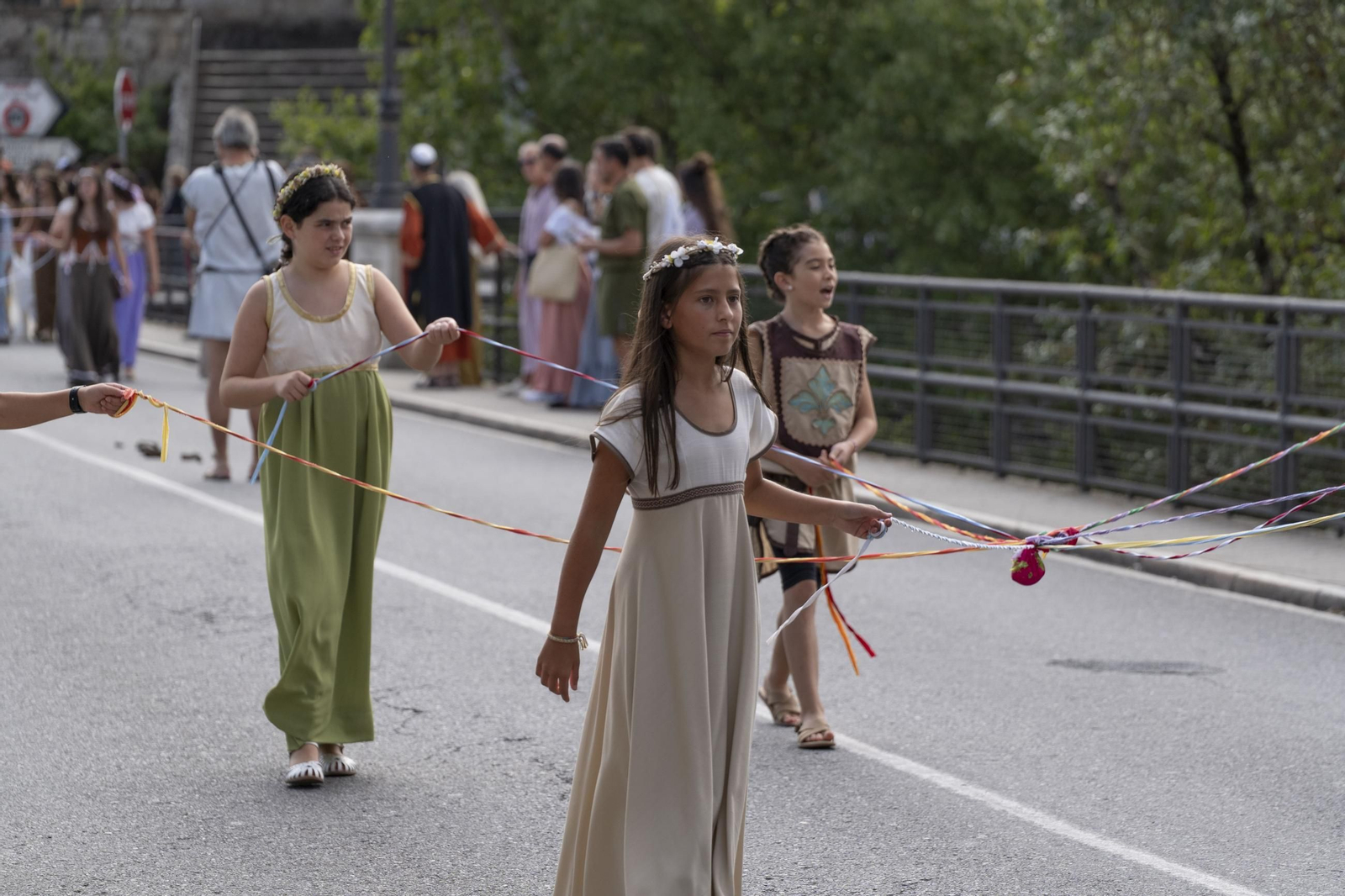 Galería | Reyes, clero, doncellas y caballeros desfilan por las calles de Ribadavia en la Festa da Istoria