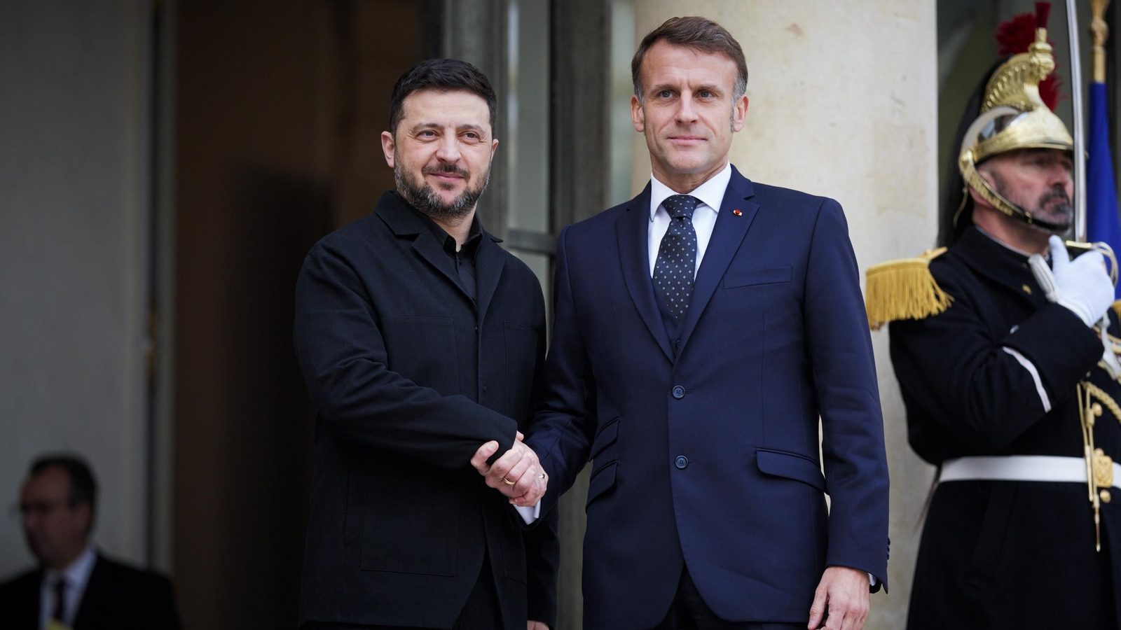 El presidente de Ucrania, Volodimir Zelenski, con el presidente de Francia, Emmanuel Macron