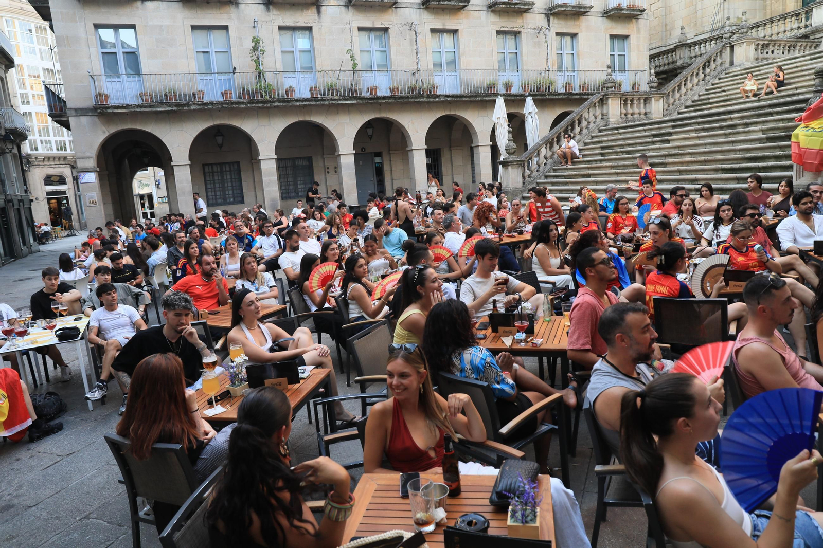 Galería | Ambiente y expectación en las terrazas de Ourense para disfrutar del partido de la selección española ante Portugal , en fotos