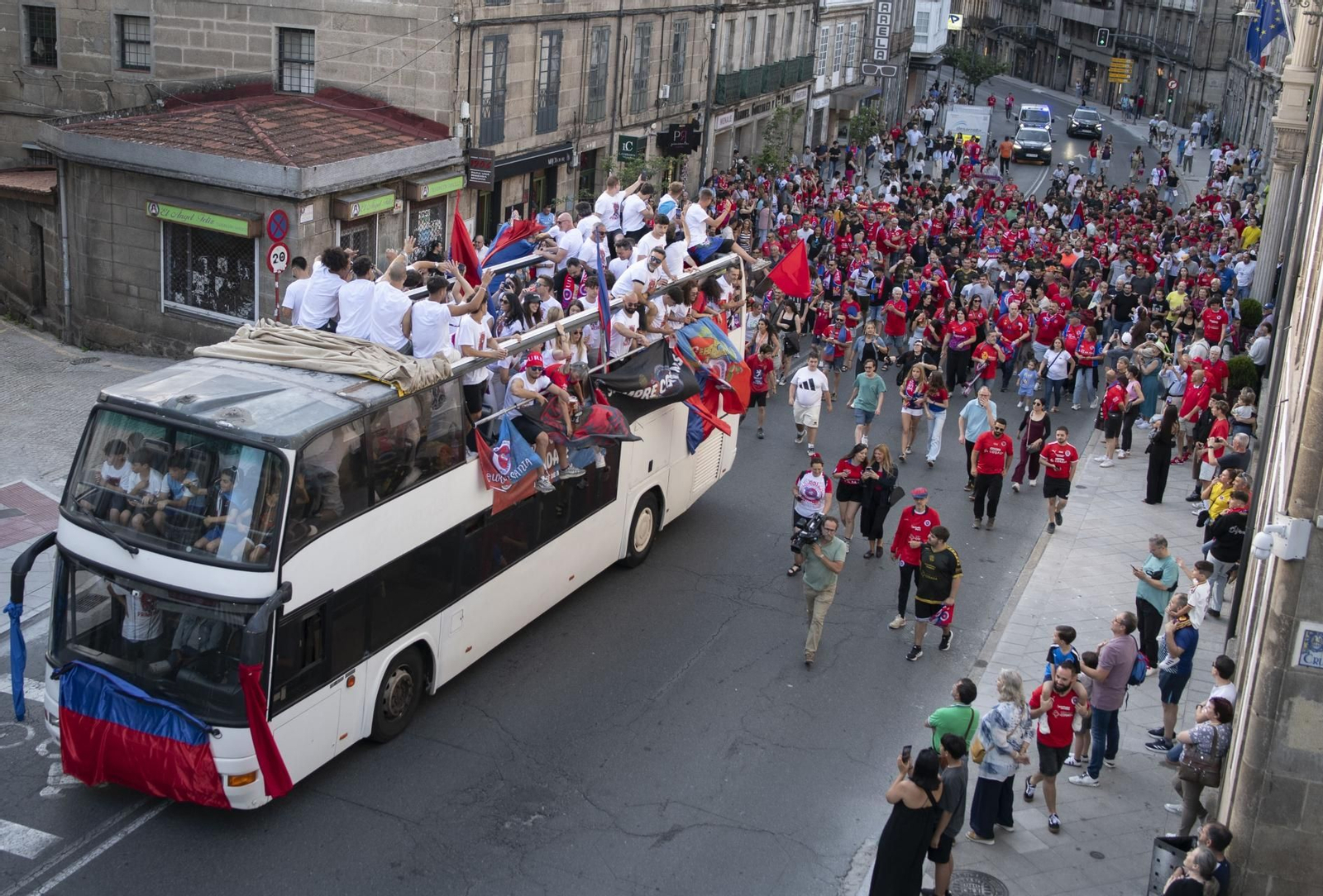 Galería | La aplaudida acogida de los unionistas a la UD Ourense contrasta con la pitada a Jácome en la Plaza Mayor, en fotos