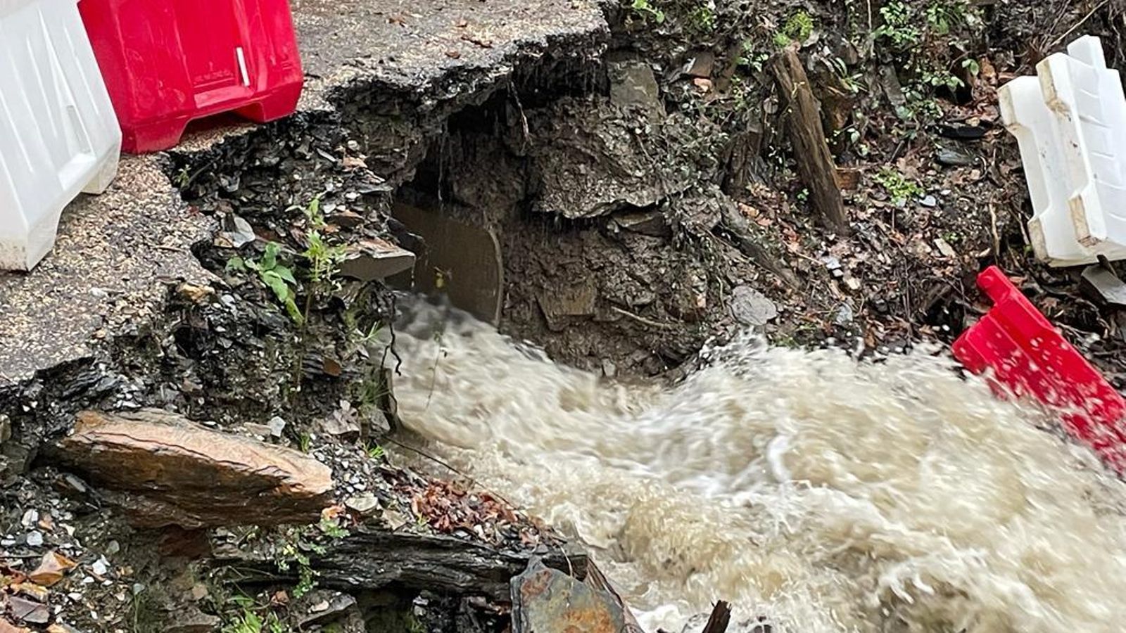 La lluvia deja incomunicados varios pueblos de Vilamartín