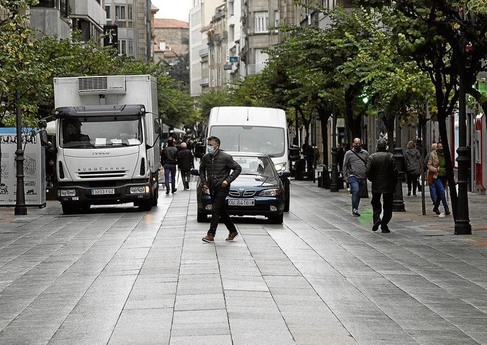 Un peatón atraviesa la calle del Paseo ante la mirada de los conductores de varios vehículos. (FOTO: MIGUEL ÁNGEL)