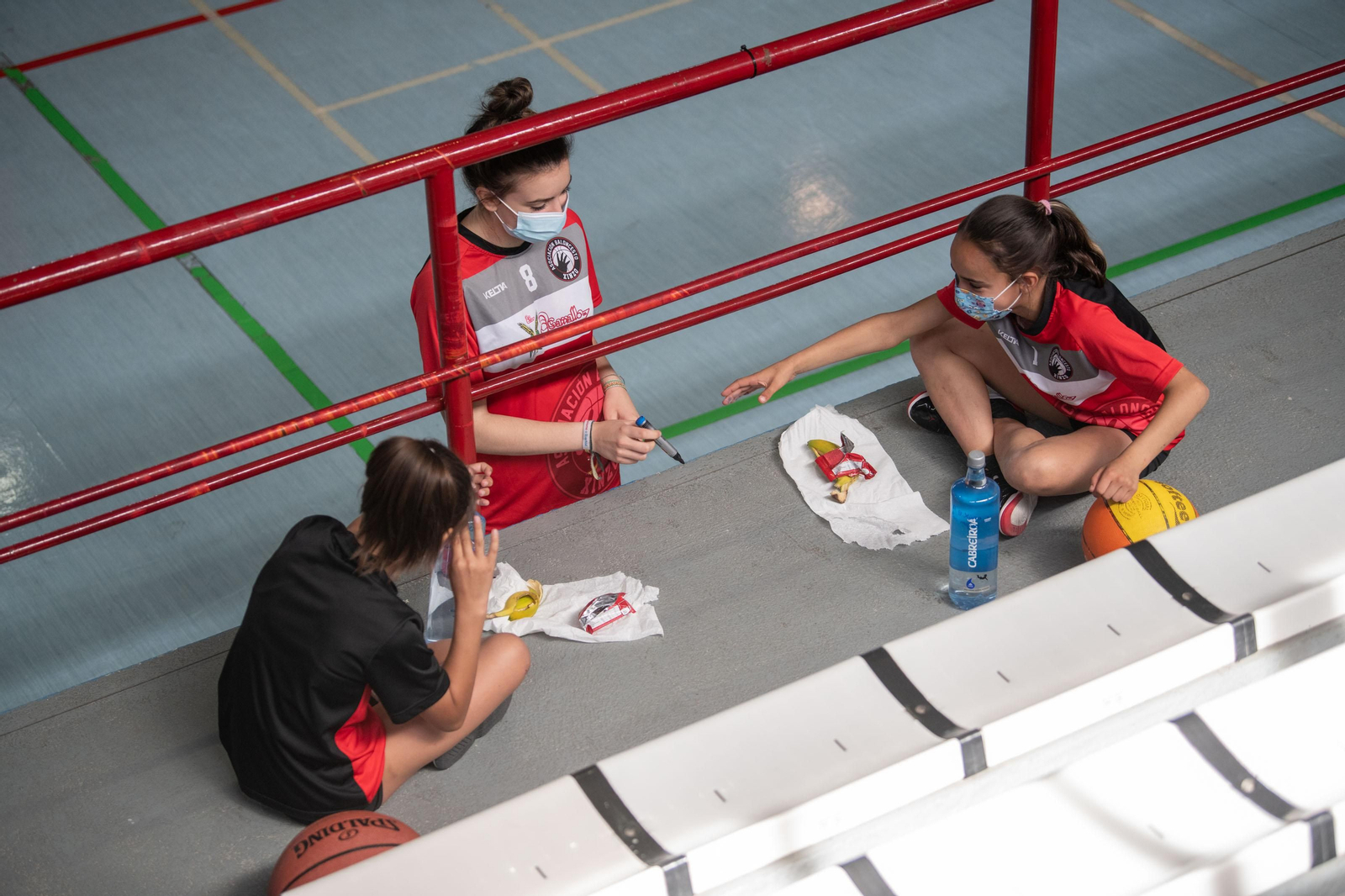 Los más pequeños disfrutan del Campus de Baloncesto en el Pabellón Municipal de Xinzo de Limia (Óscar Pinal).