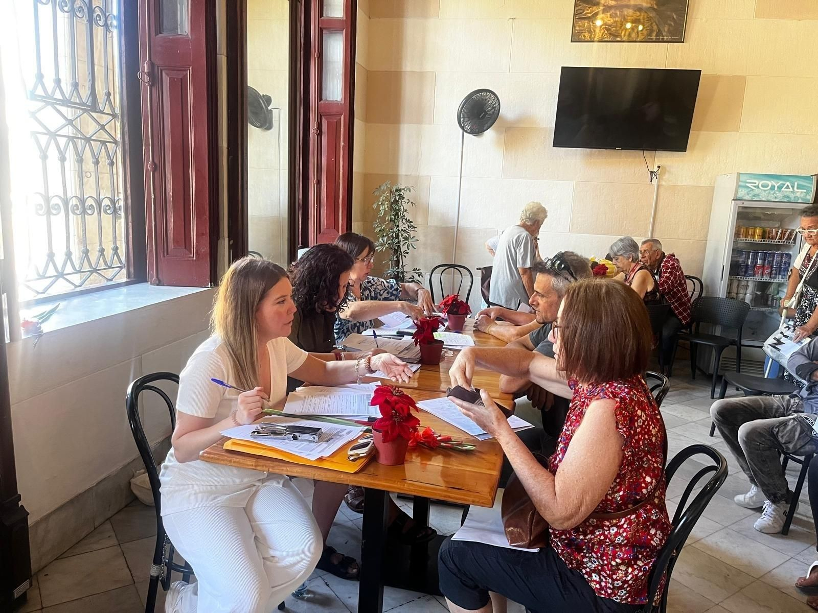 La directora general, Olaya Romano, dialoga con una de las personas que asistieron al encuentro en la Faac Asturiana.