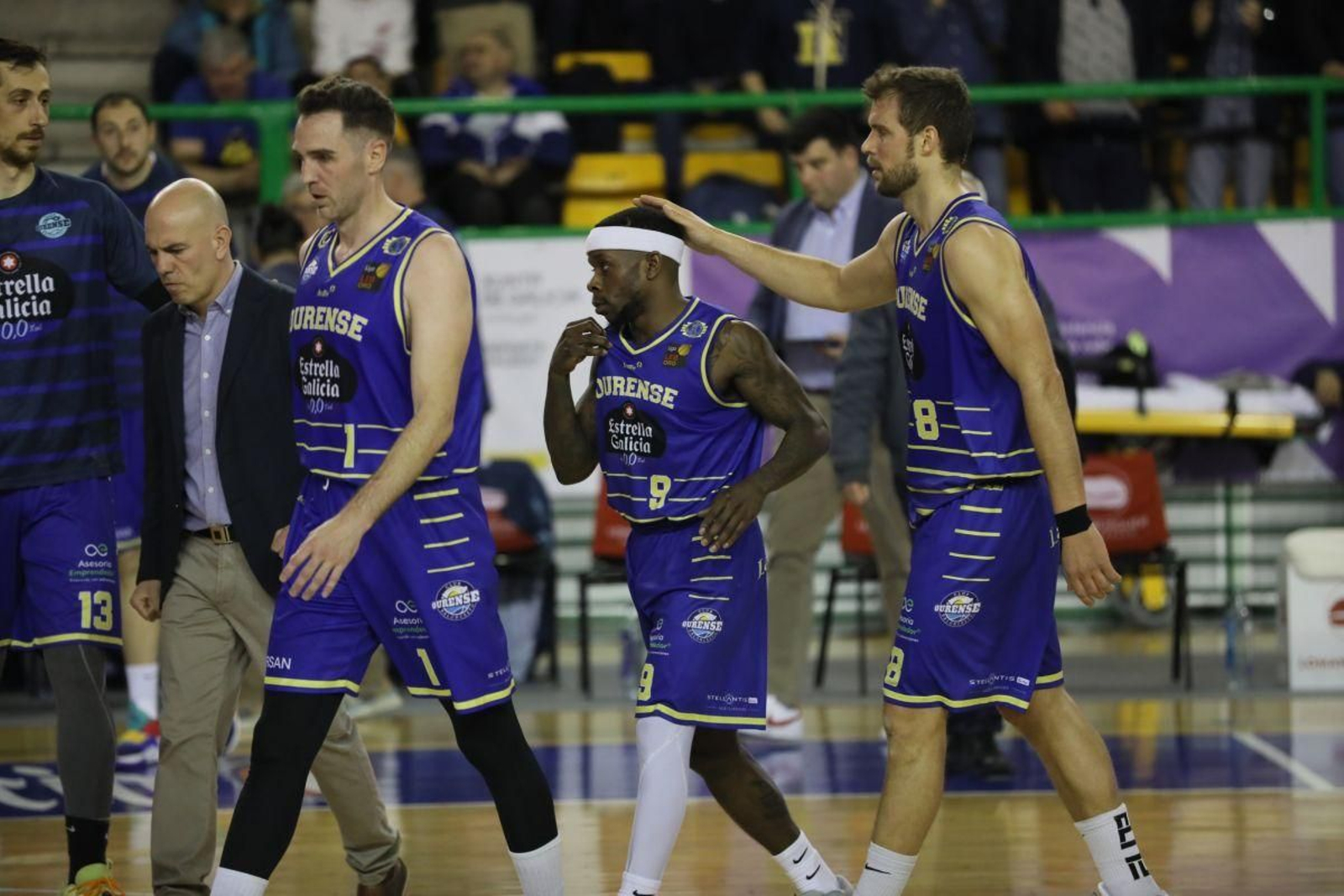 Félix Alonso y varios jugadores del COB, durante el último partido en el Pazo.