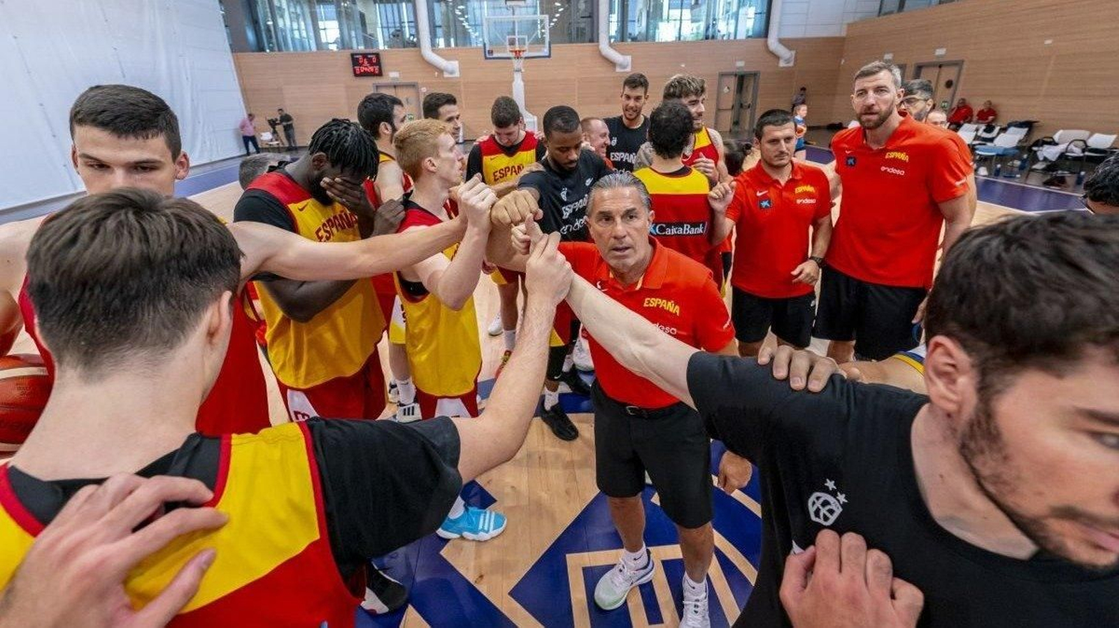 La selección española hace piña antes de iniciar un entrenamiento.