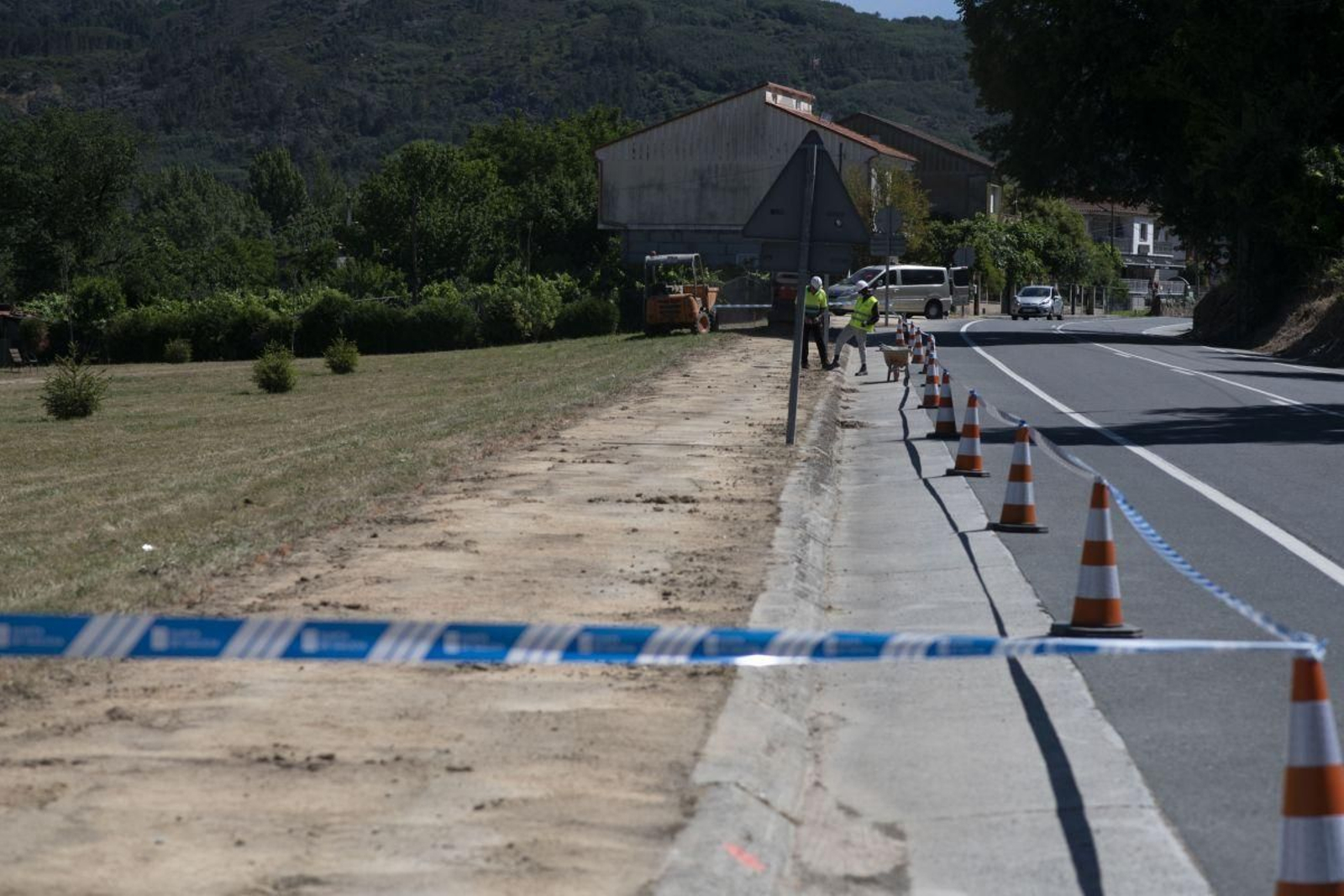 Los trabajadores, ayer a pie de obra, a la altura de la depuradora.