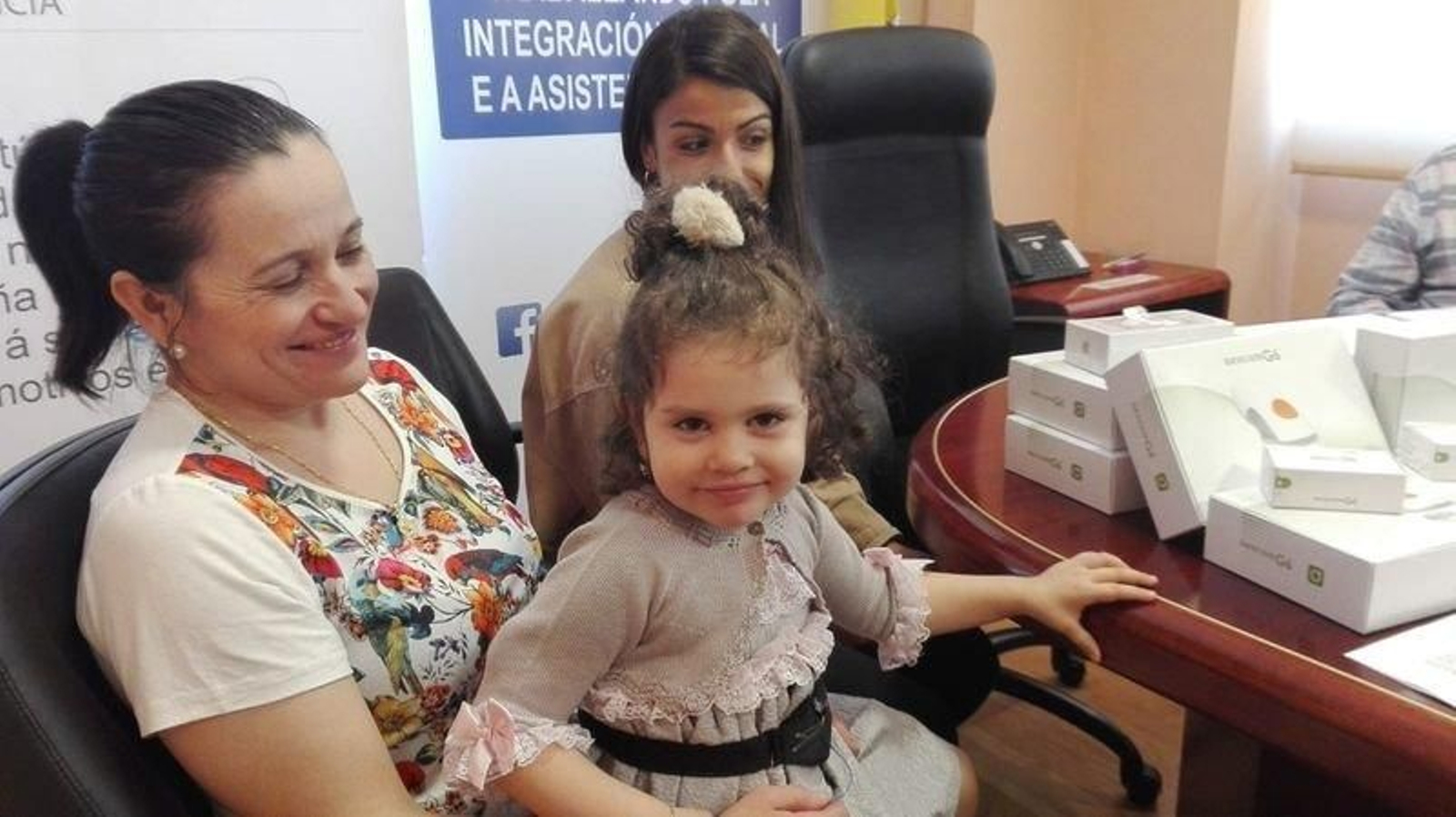 Noa y su madre junto al sistema de monitorización de glucosa.