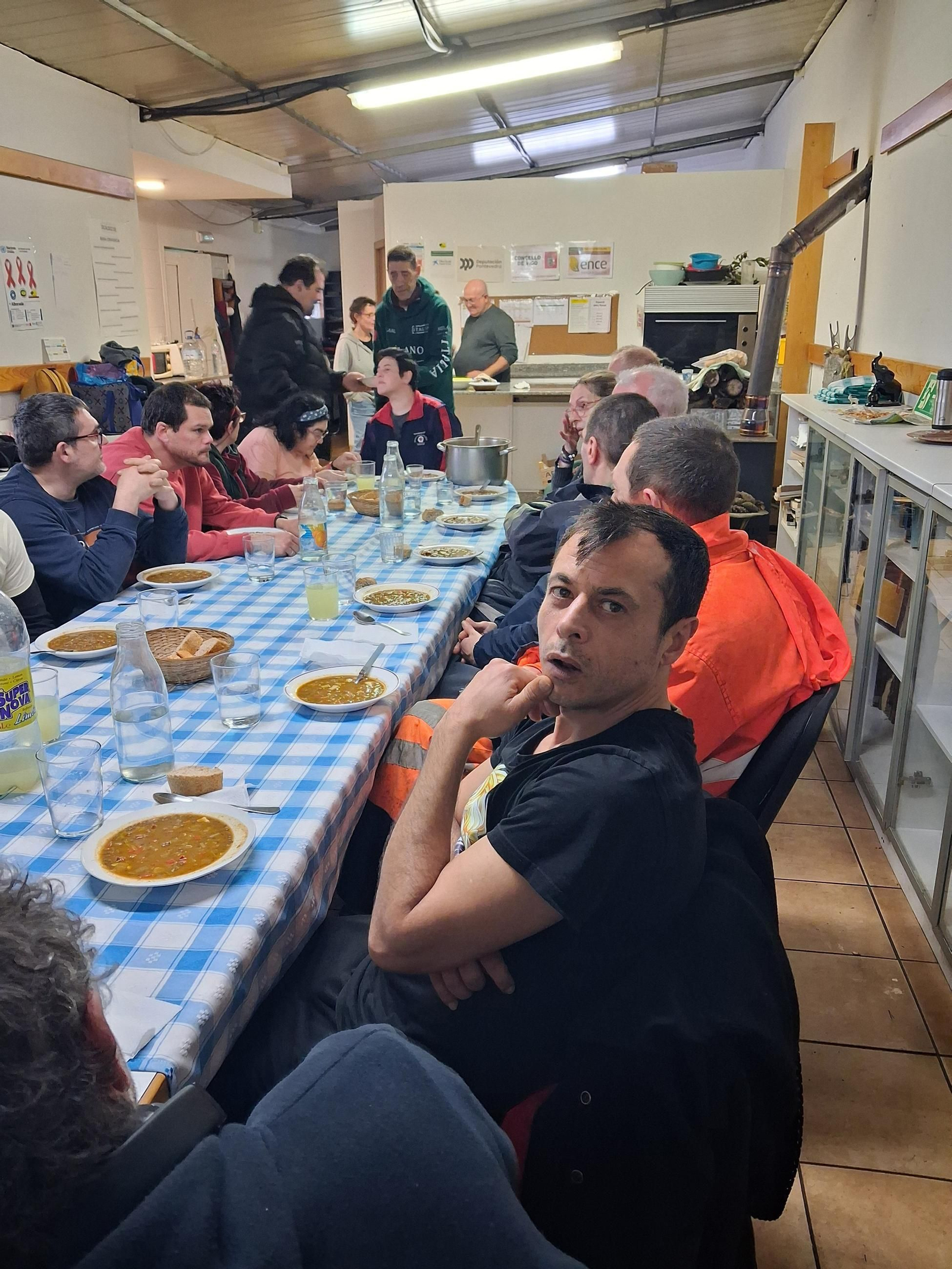 Usuarios del programa Verdear, en una comida celebrada en las instalaciones de los montes de Cabral.