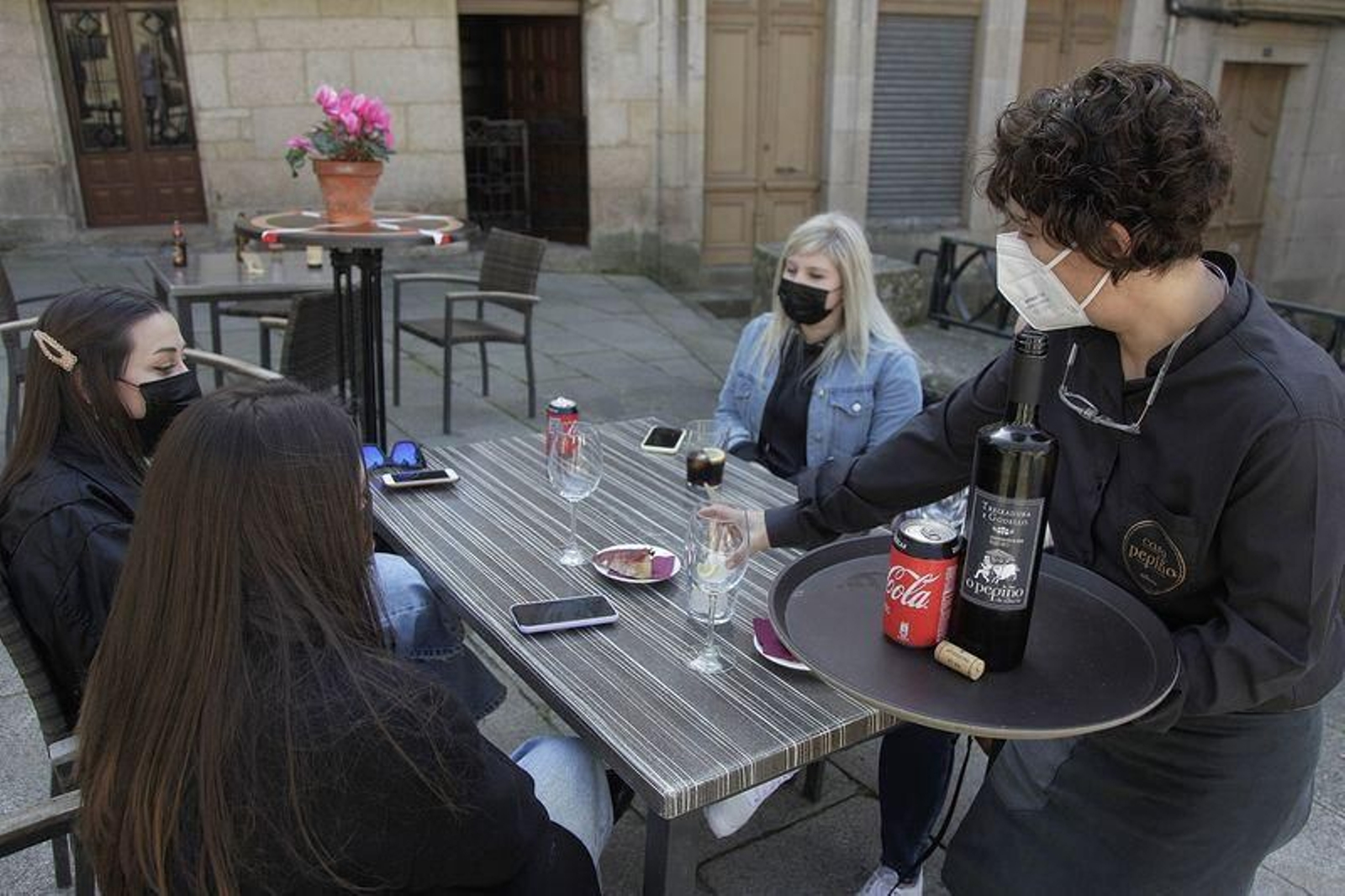 El buen tiempo animó las terrazas de la hostelería alaricana este fin de semana. (FOTO: MIGUEL ÁNGEL)