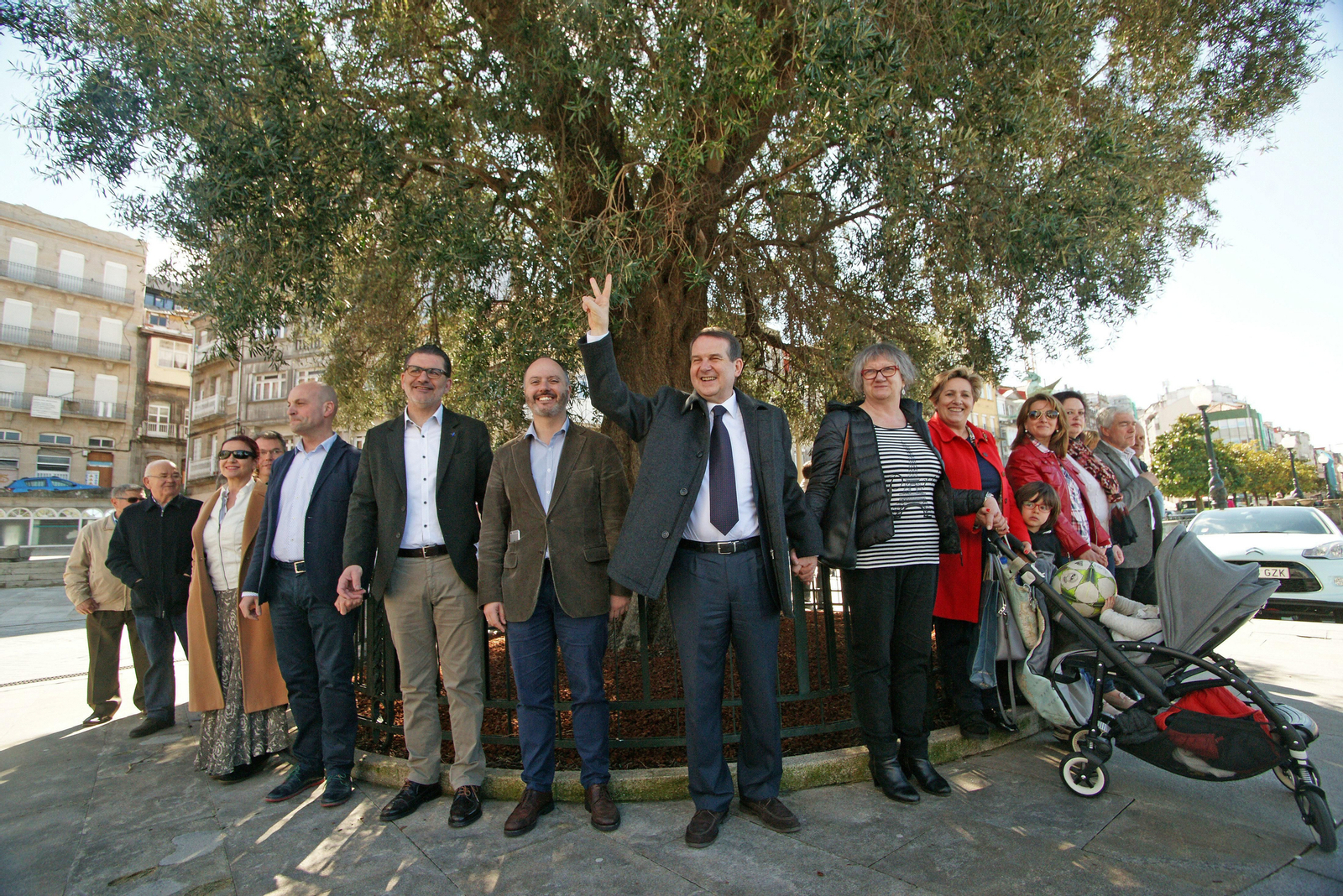 El alcalde, concejales y representantes de colectivos sociales de la ciudad rodearon el olivo del Paseo de Alfonso, como señal de protección.// Vicente