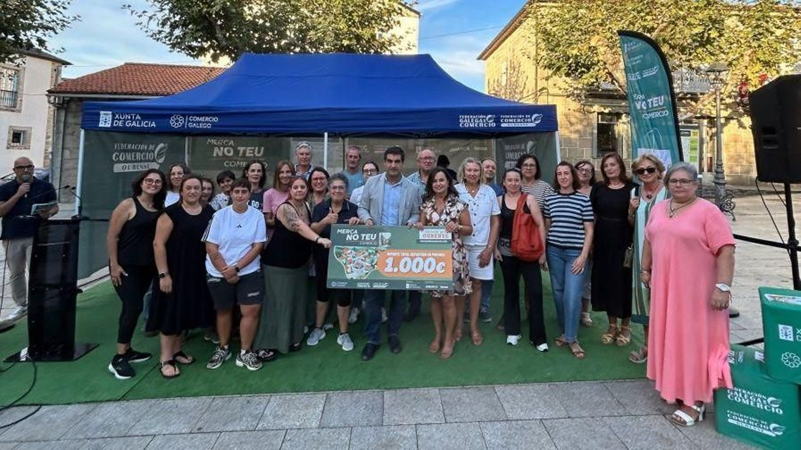 Entrega de los cheques de 50 euros a los ganadores del sorteo.
