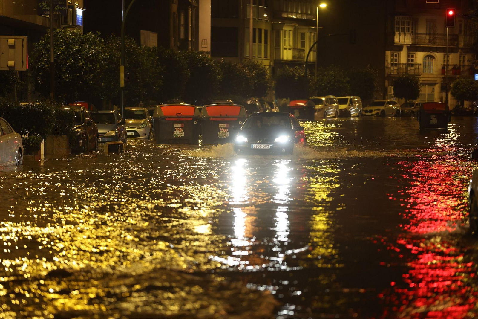 La calle Julián Estévez, convertida en un río por la intensa tromba de agua.