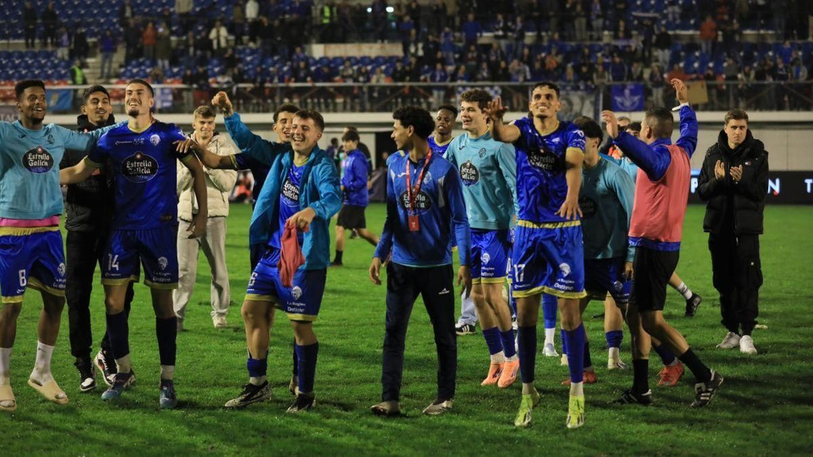 Los azulones celebran el pase ante el Oviedo en el choque de Copa.