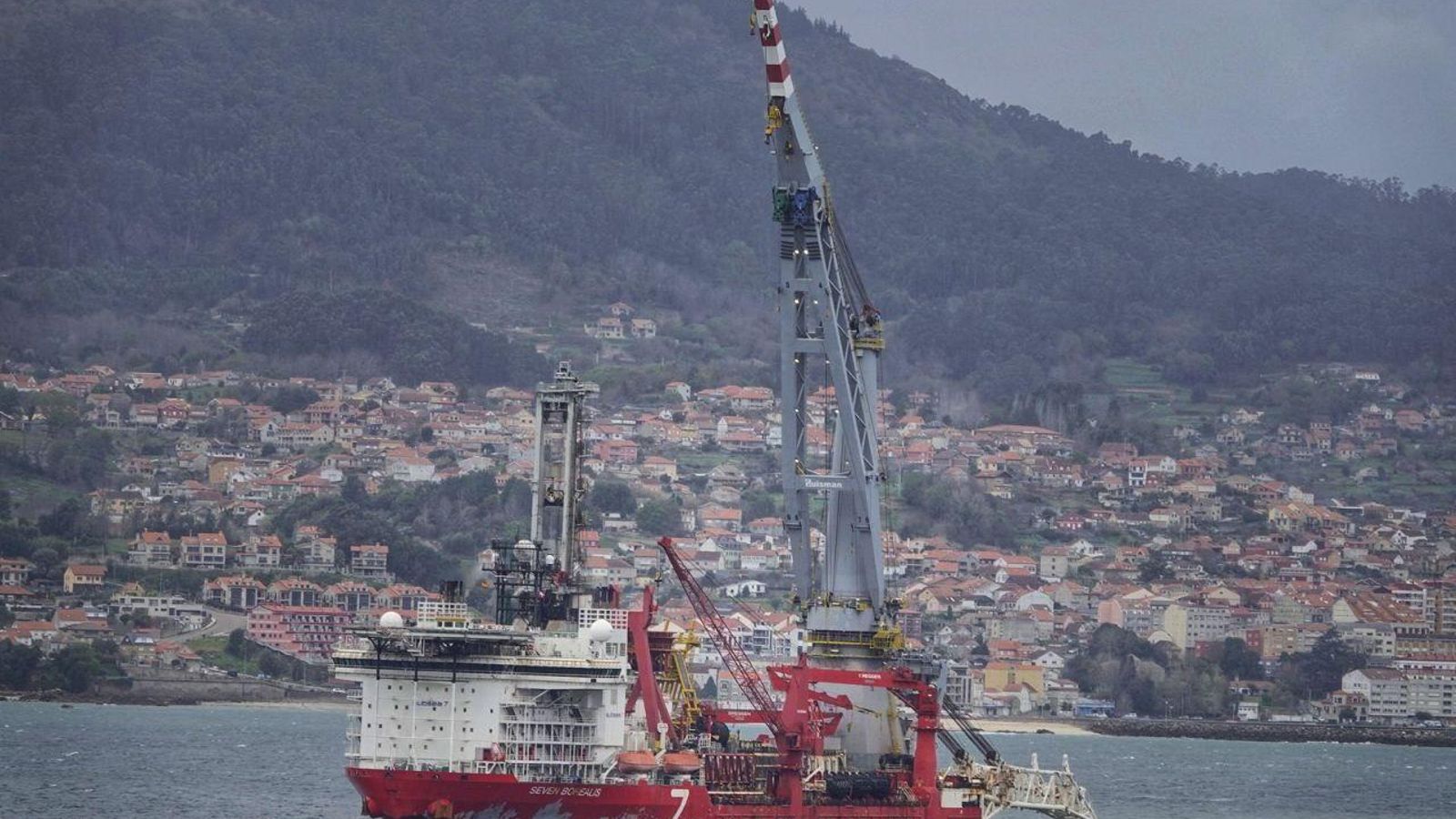 El buque, con su imponente grúa (40 metros), en medio de la ría. // Vicente Alonso
