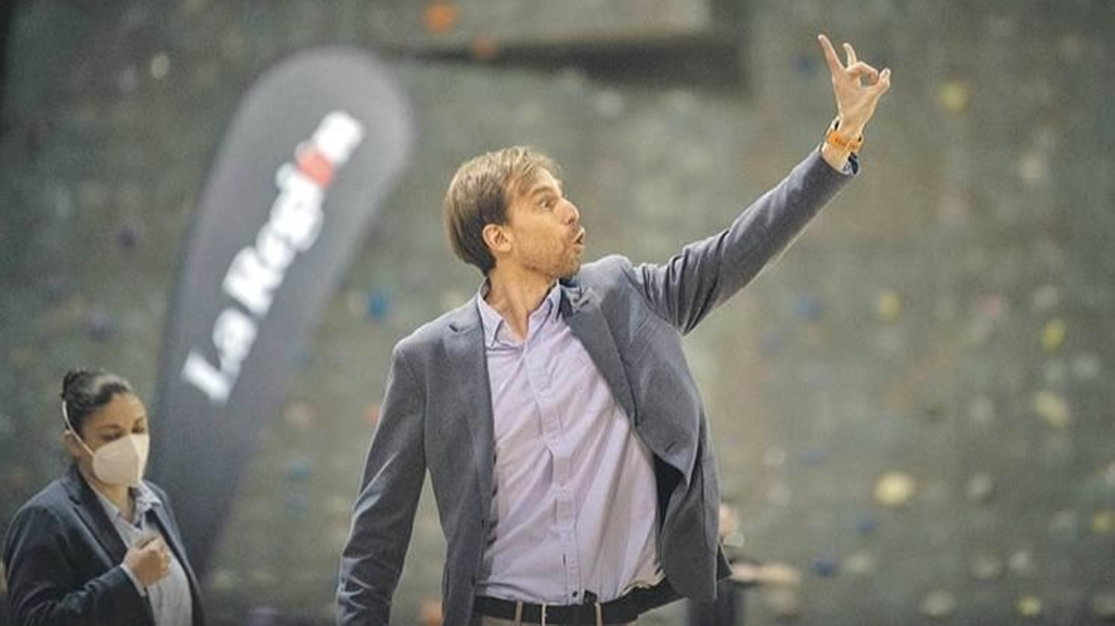 El técnico del COB, Armando Gómez, durante la disputa del partido ante el Morón en Os Remedios (ÓSCAR PINAL).